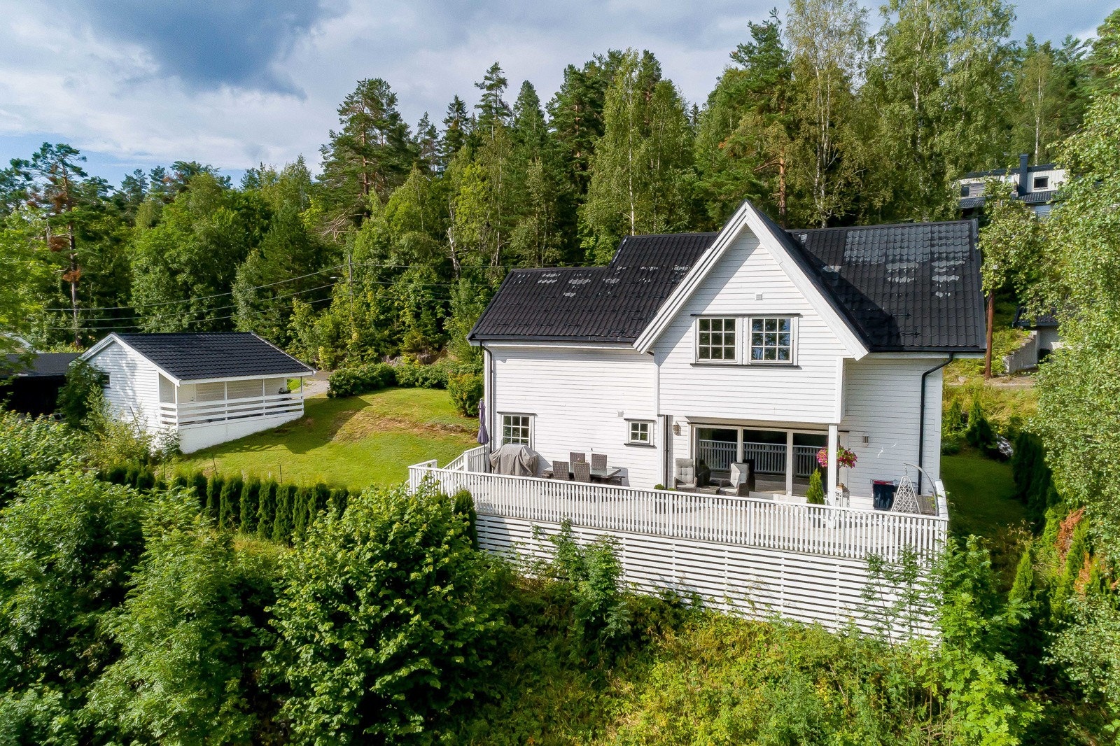 Hauanveien 45 er en pen enebolig over tre plan, med familievennlig og attraktiv beliggenhet på Konnerud. Merk: Bilder av fasade er retusjert. Taket har flaket av og på bildene er det gjort noe mørkere enn i virkeligheten. Galleribilde