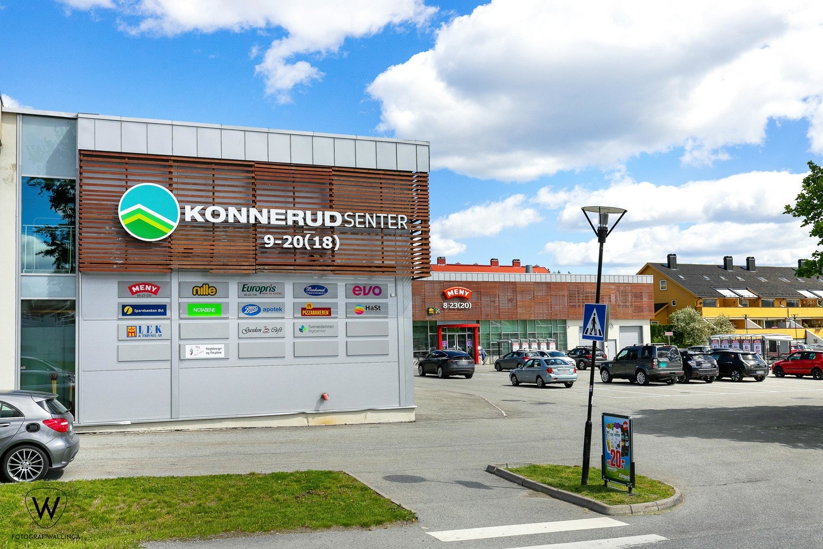 Dagligvarehandelen kan blant annet gjøres på Meny, Kiwi, Extra og Rema 1000 - alle på Konnerud. Meny ligger på Konnerudsenteret, som også har apotek, kafé og flere andre butikker. Galleribilde