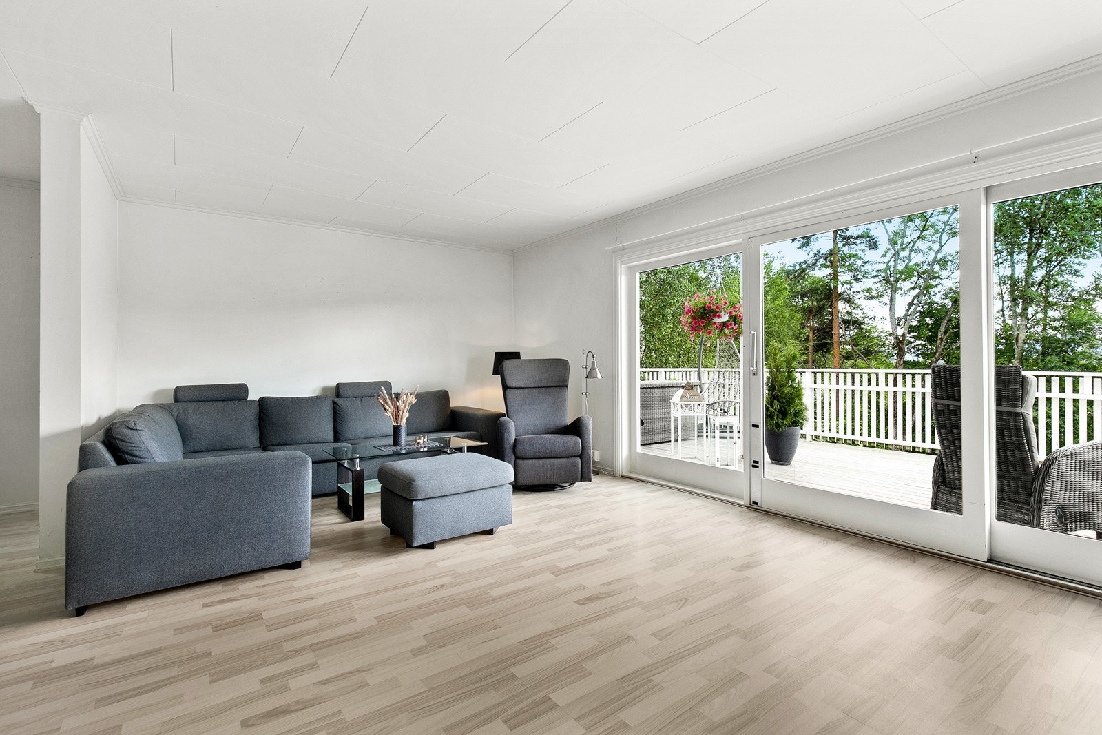 Rommet har laminat på gulv, til hvite vegger, tilspisset med grå dekorstein på pipemur. Galleribilde