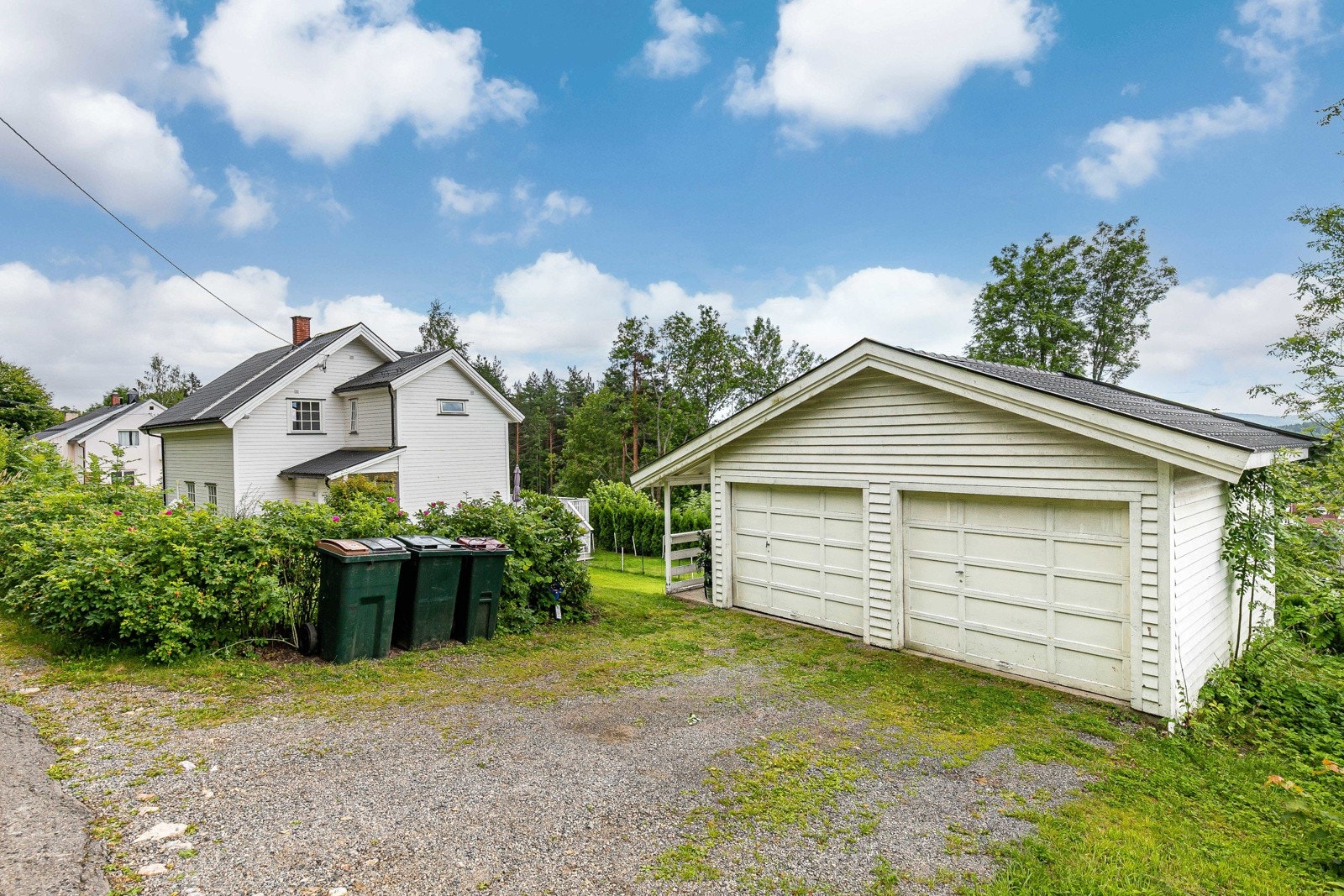 Det er parkering i garasje og på gårdsplass. Galleribilde