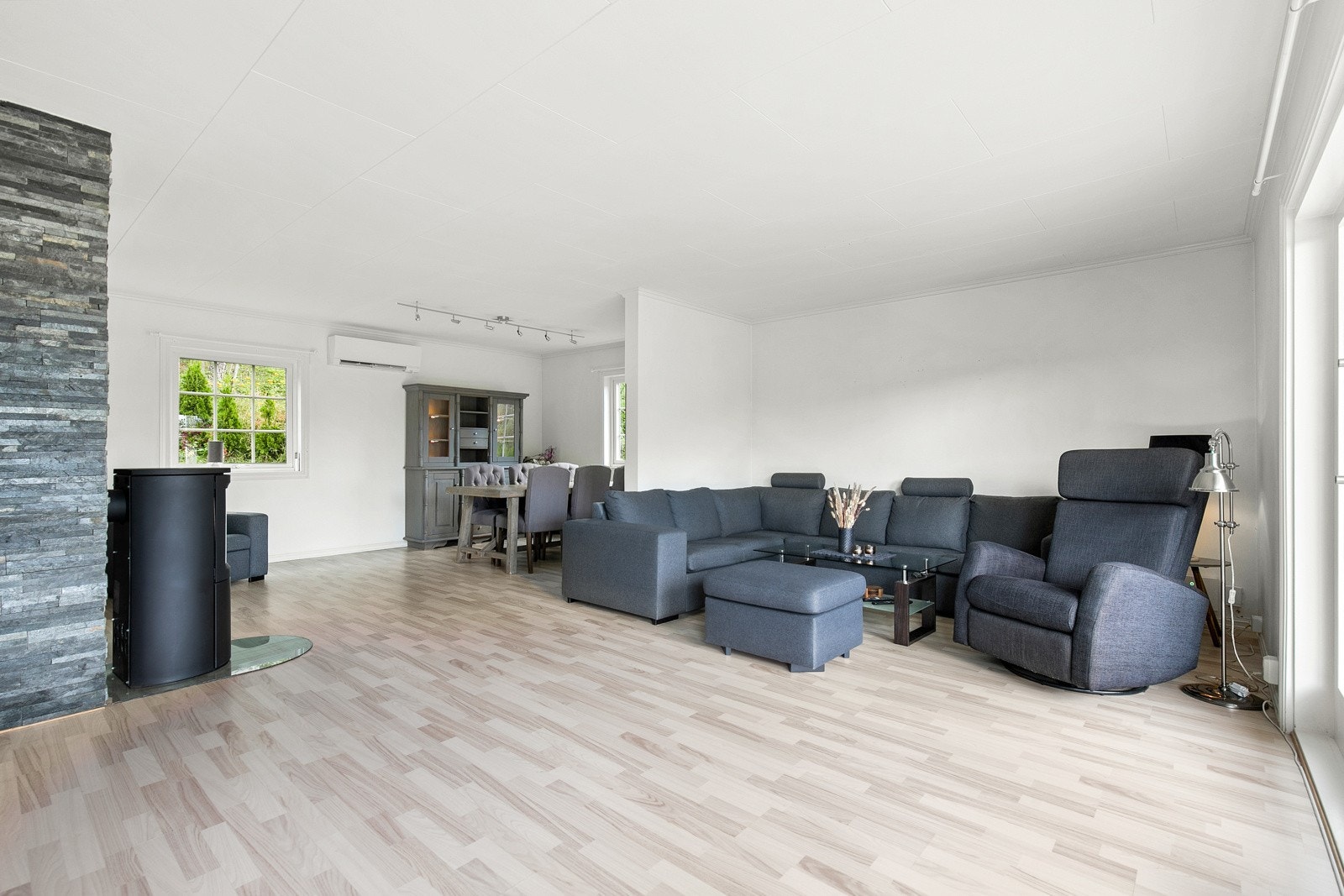 Stuen har god plass til en romslig sofagruppe, stuebord og multimedia. Galleribilde