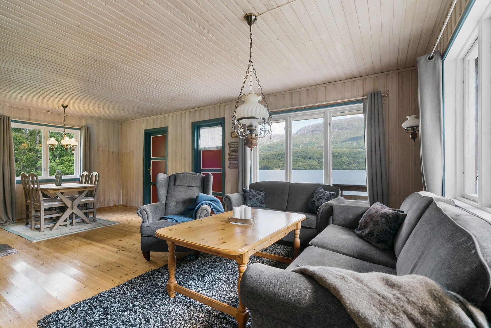 De store vindusflatene i stuen slipper inn rikelig med lys i tillegg til den flotte utsikten! Galleribilde