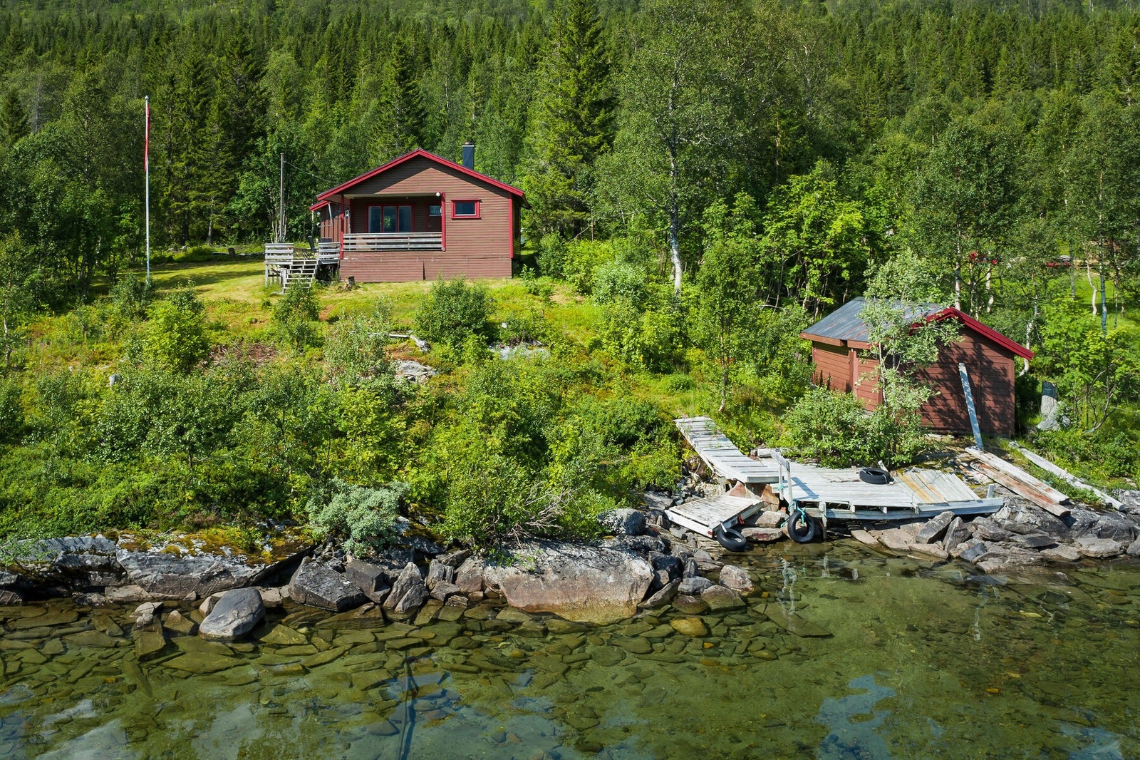Hytta er oppført over ett plan med tilhørende naust på ca. 16m². Brygga har sett sine bedre dager. Galleribilde