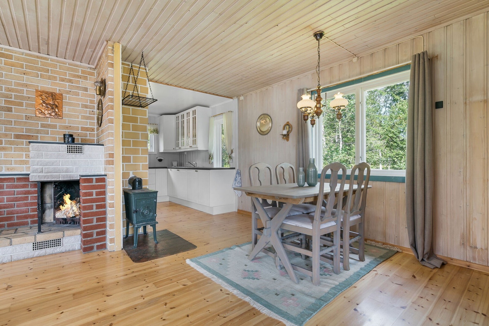 Hytta er oppvarmet med vedovn og peis. På stuen har du denne murte peisovnen og på stue/kjøkken er det en vedovn av merket Jøtul. Ellers enkelte panelovner. Galleribilde