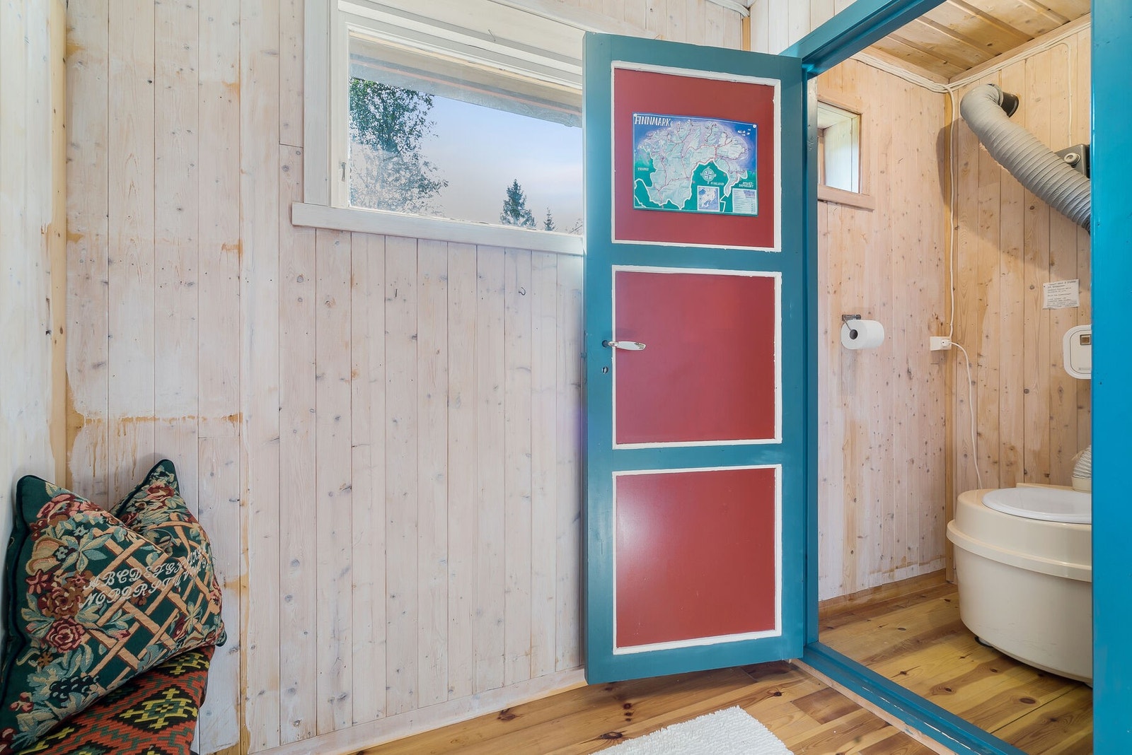 På WC-rommet er det montert et eldre forbrenningstoalett. Rommet har fått tilstandsgrad 1 av takstmannen. Galleribilde