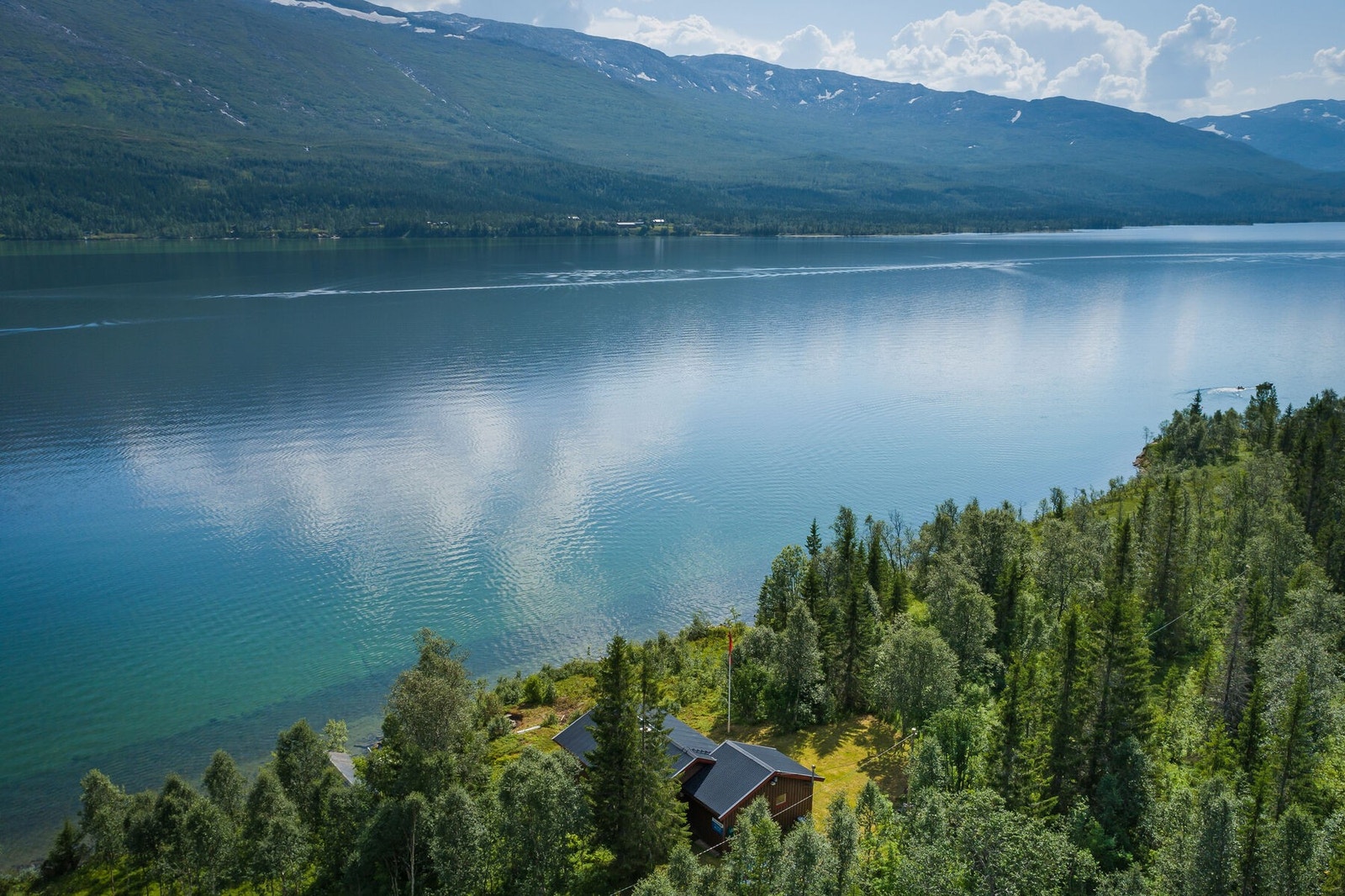 Fra hytta er det god utsikt over Fiplingvatnet, Golverfjellet og Børgefjell. Galleribilde