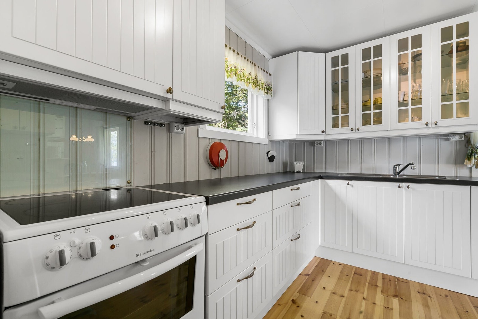 På kjøkkenet medfølger det hvitevarer som komfyr, kjøleskap og fryser. Galleribilde