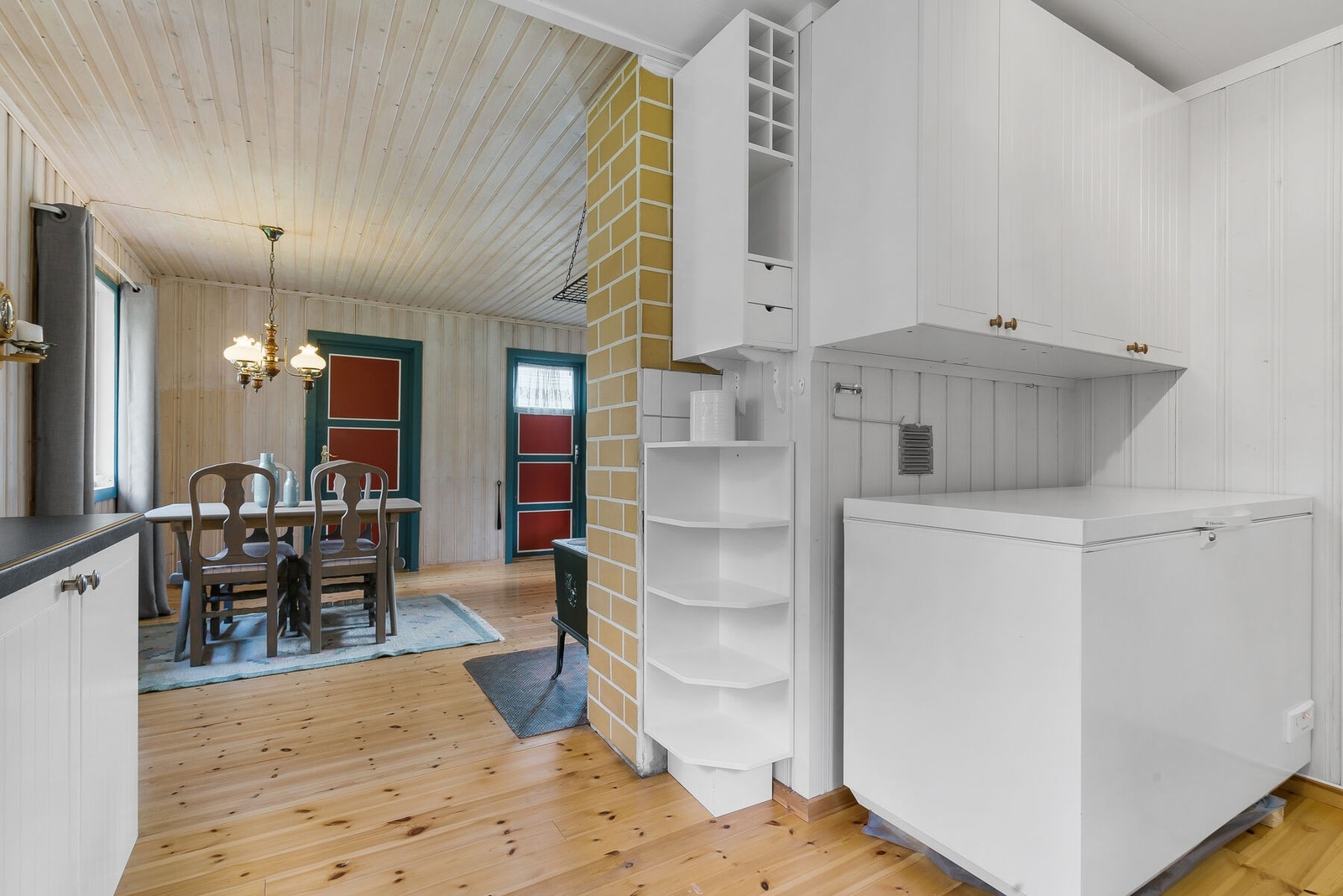 Det er innlagt strøm i hytta med inntak via luftspenn. Galleribilde