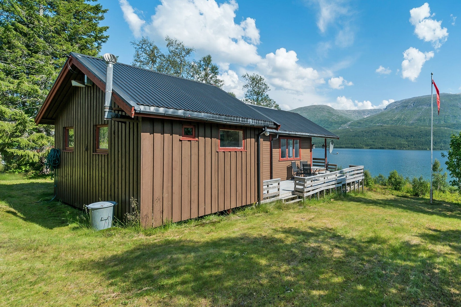 Hytta ble tilbygd mot vest i ca. 1991 med 2 soverom og et WC-rom. Dette er ikke byggemeldt eller godkjent. Galleribilde