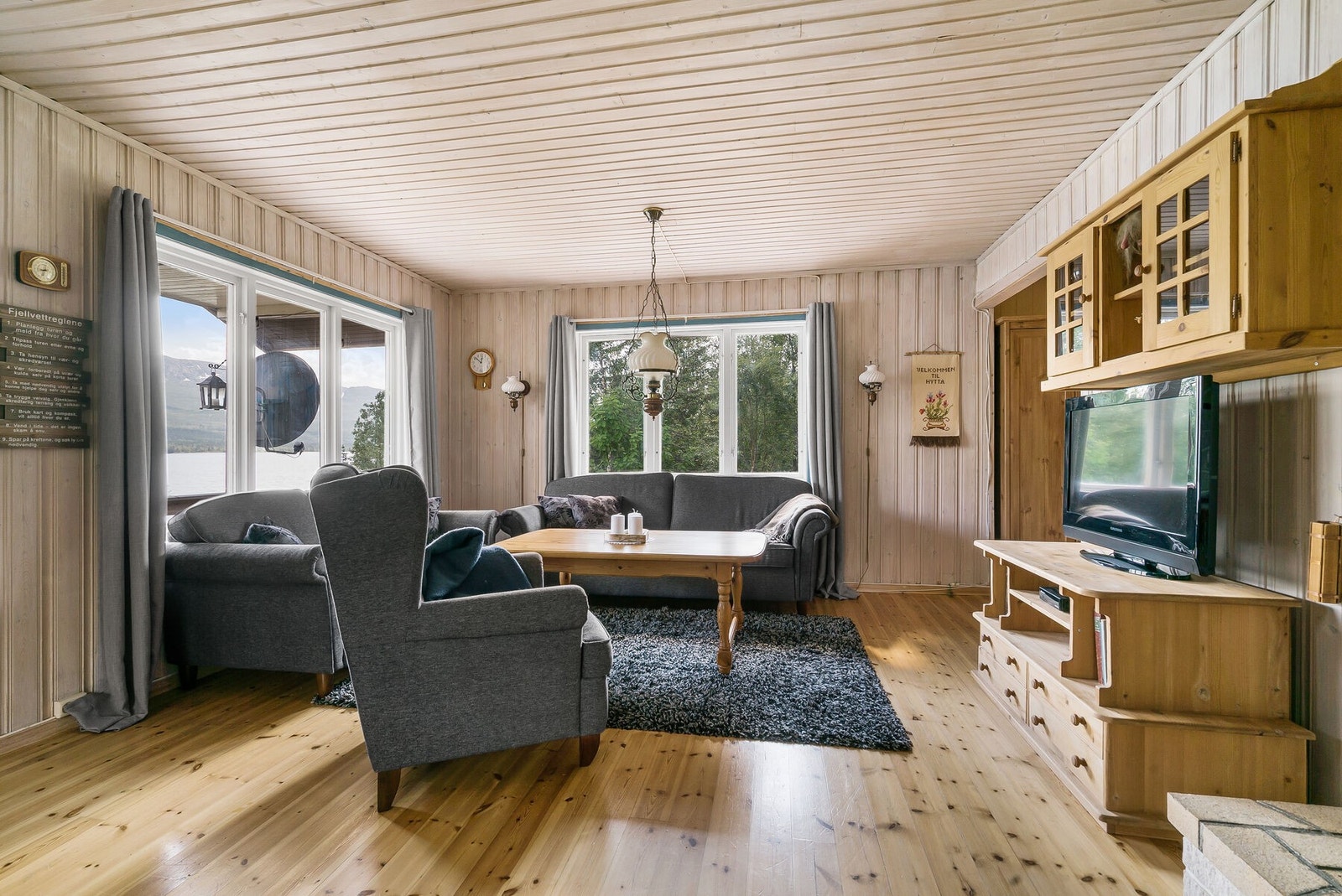 Det er montert parabolantenne fra Allente. Kjøper må tegne eget abonnement. Galleribilde