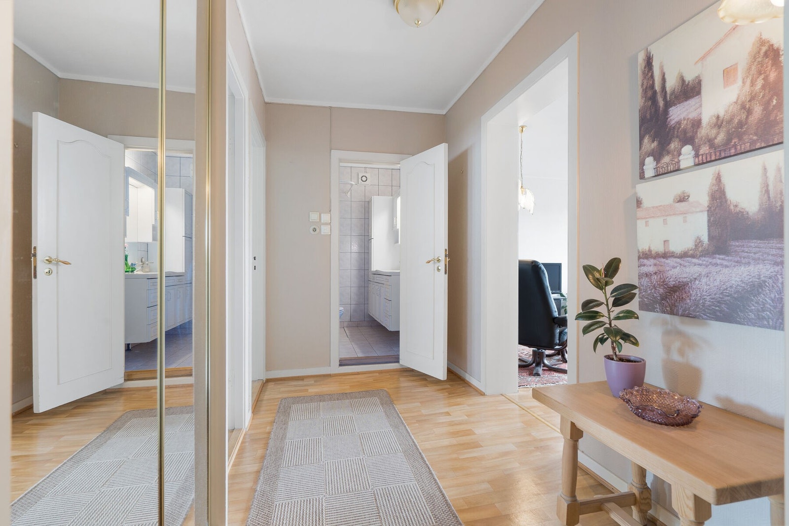 Entre med skyvedørsgarderobe Galleribilde