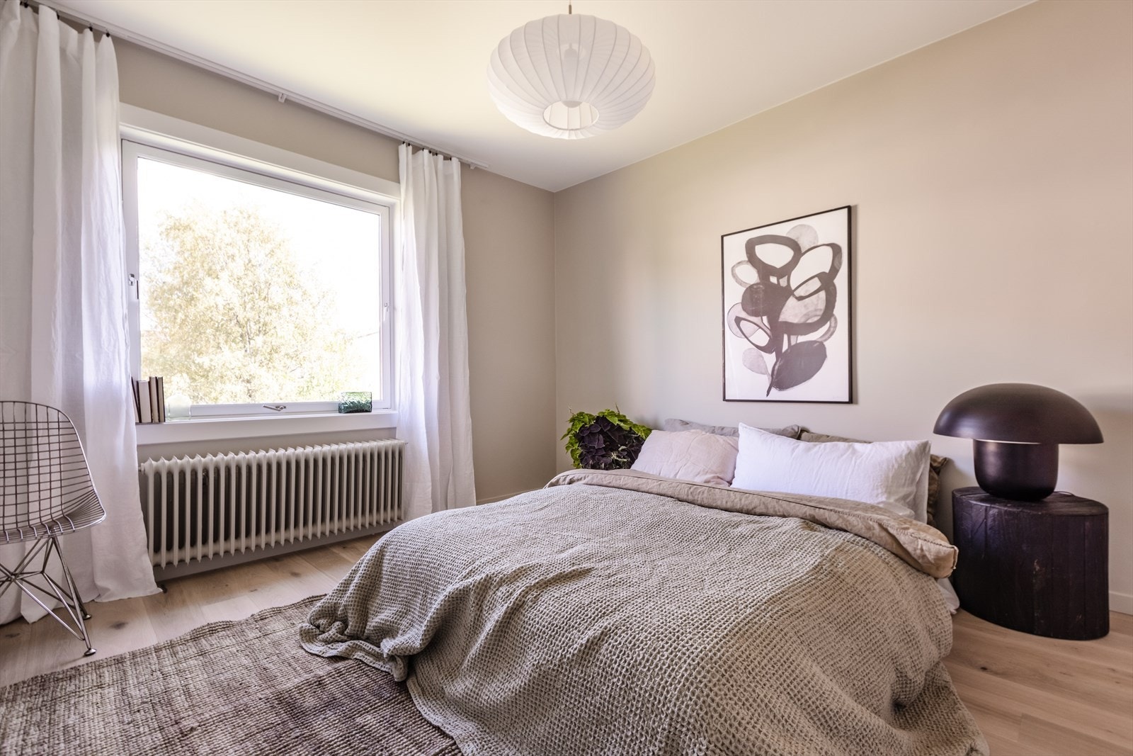Lyst og lekker hovedsoverom med god plass til hjemmekontor Galleribilde