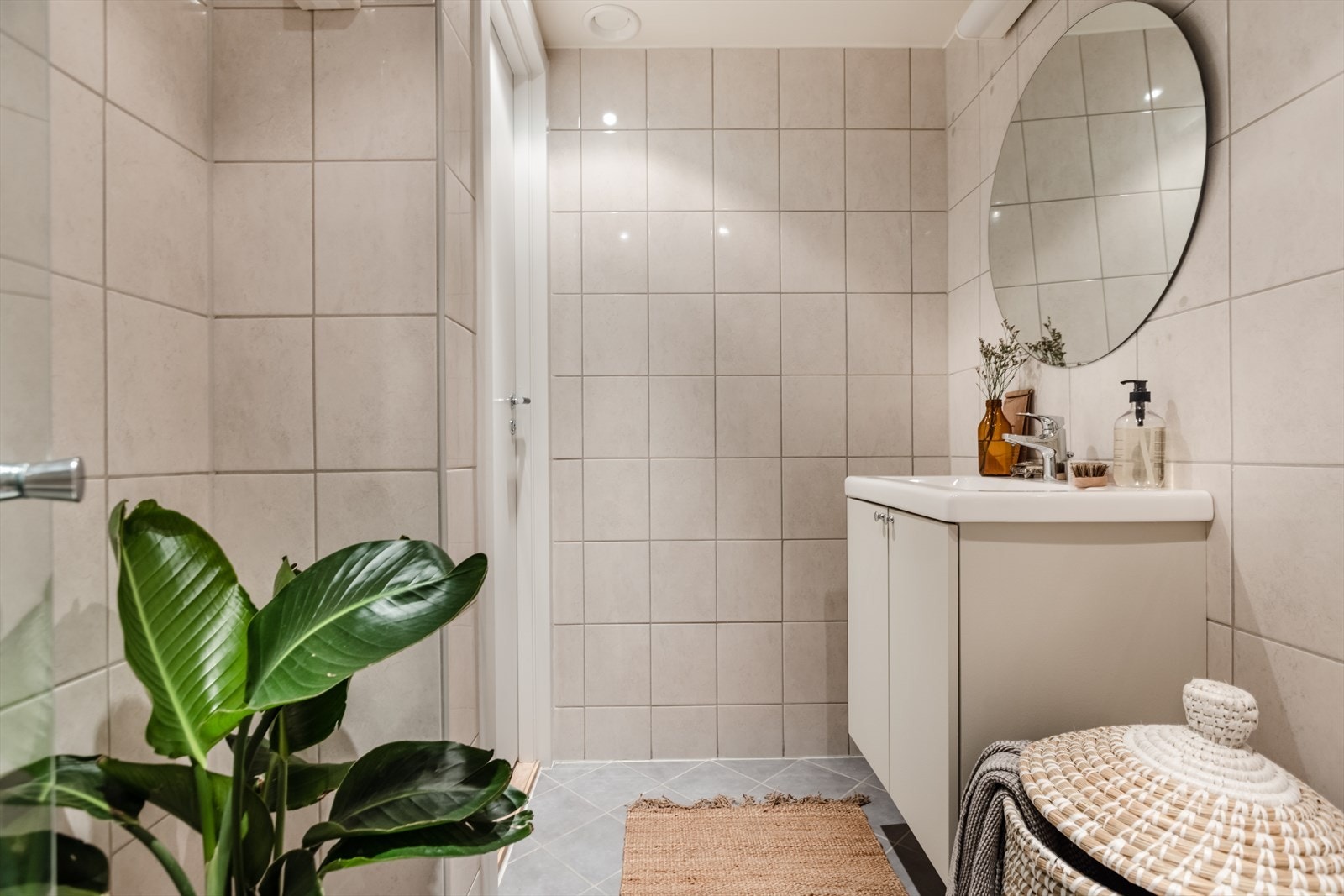 Badet har regnfallsdusj, varmekabler i gulvet og dimmbare spotter i taket Galleribilde
