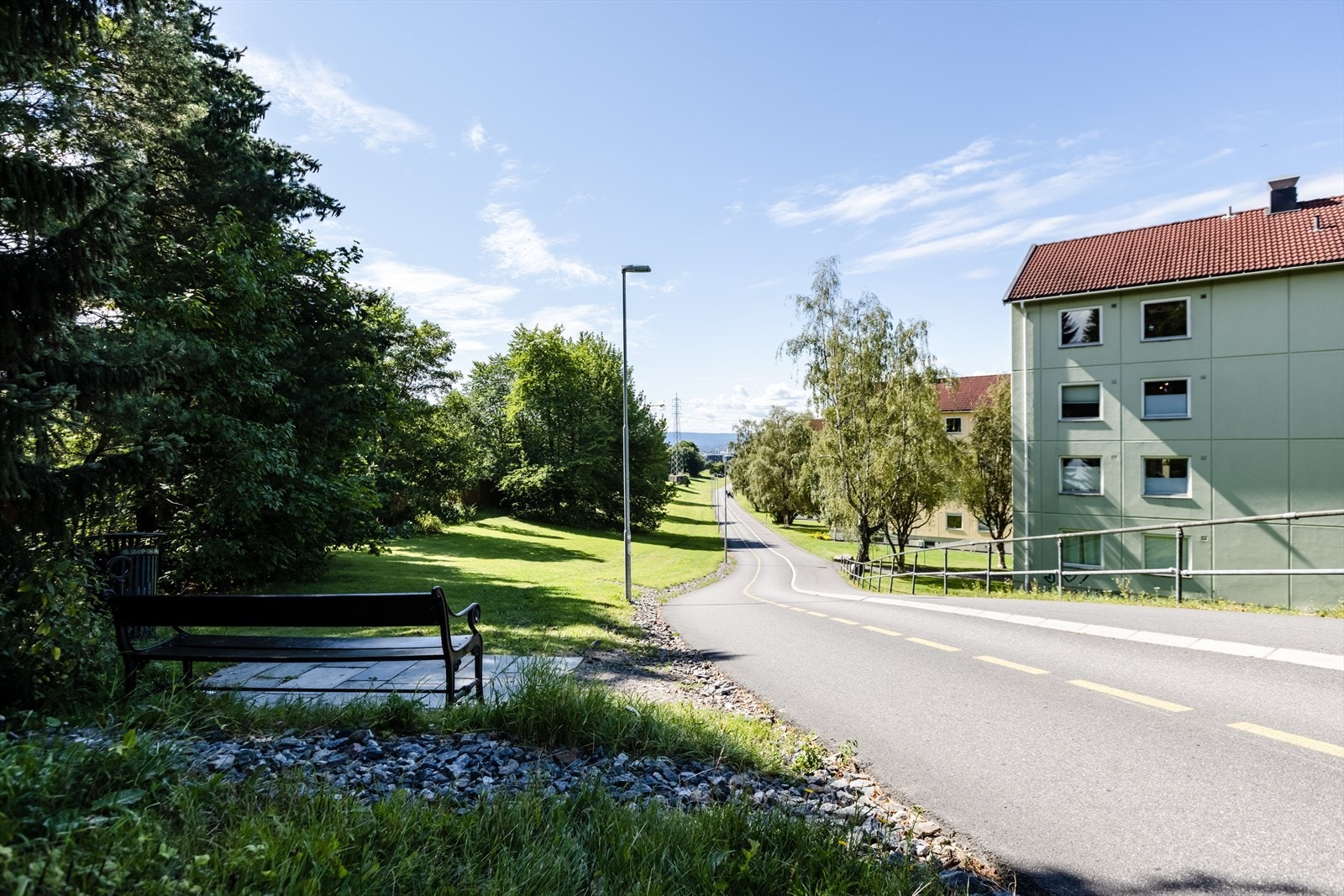 Leiligheten ligger tilbaketrukket og stille rett overfor Muselunden. Bare 5 min med buss og 9 min med sykkel til Storo Galleribilde