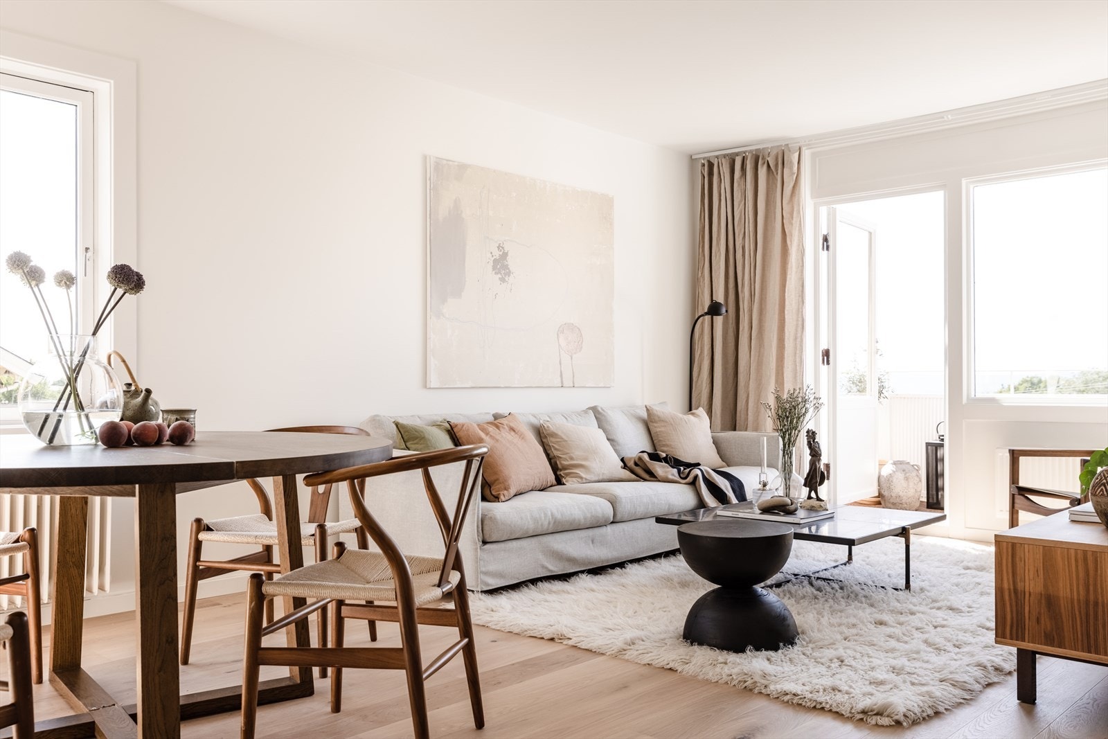 Endeleilighet med lys inn fra tre sider. Romslig stue med store vindusflater Galleribilde
