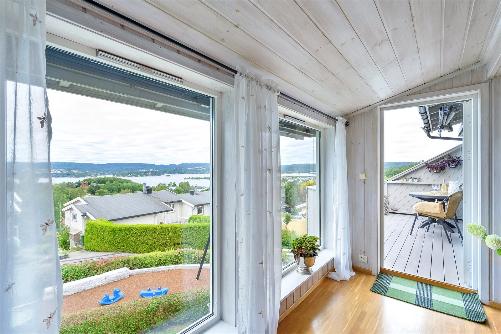 Vakker utsikt fra veranda og stuevindu Galleribilde