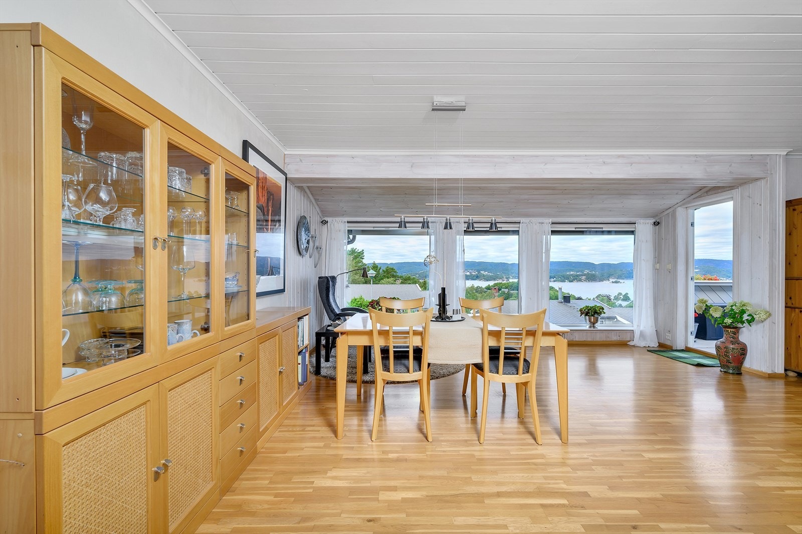Åpen stue- og kjøkkenløsning med store vindusflater som gir rikelig med naturlig lys Galleribilde