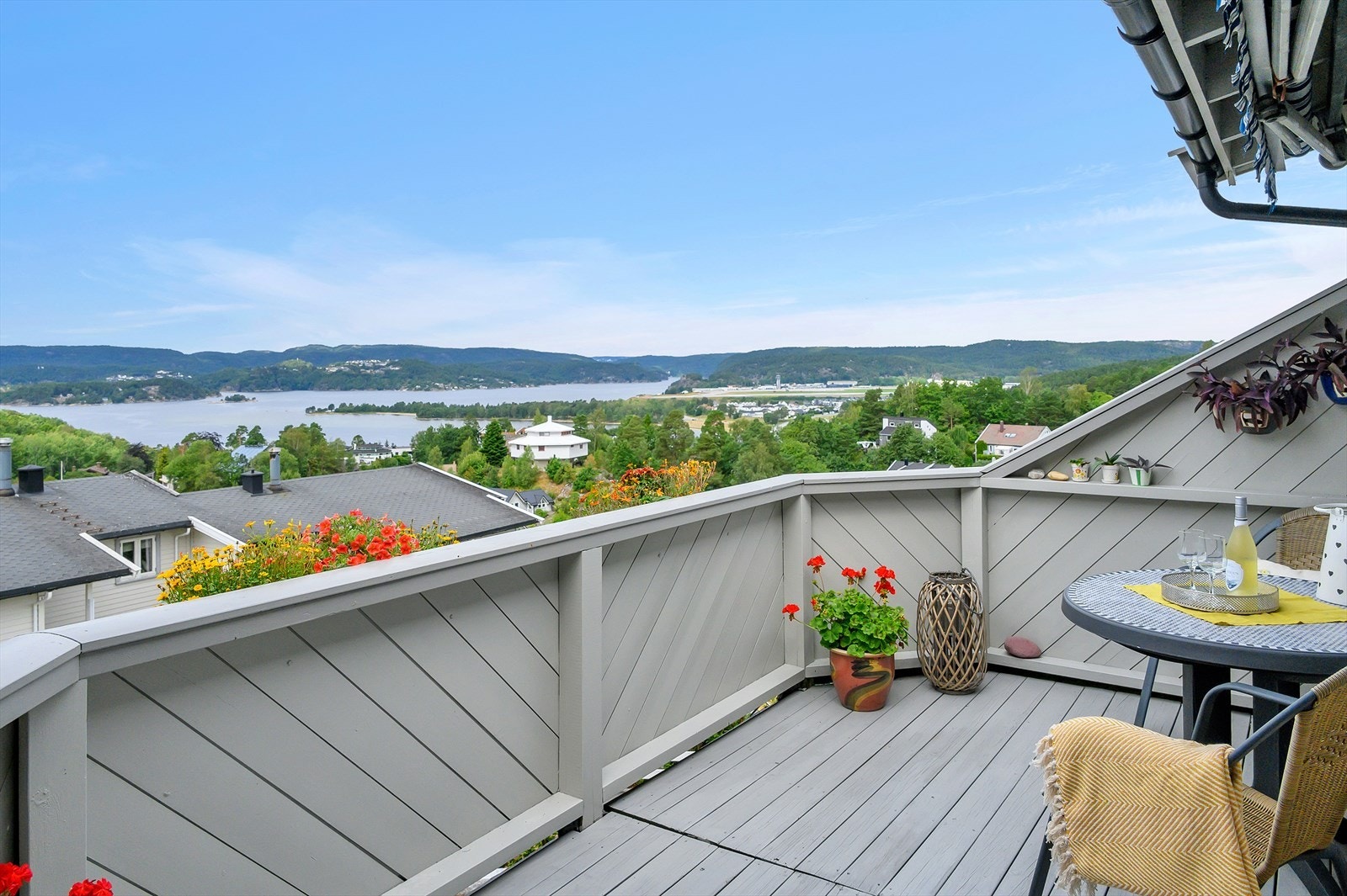 Innholdsrik del av vertikaldelt tomannsbolig med fantastisk utsikt utover Topdalsfjorden og Kjevik Galleribilde