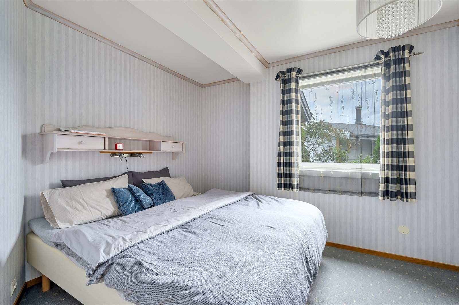 Soverom med skyvedørsgarderobe Galleribilde