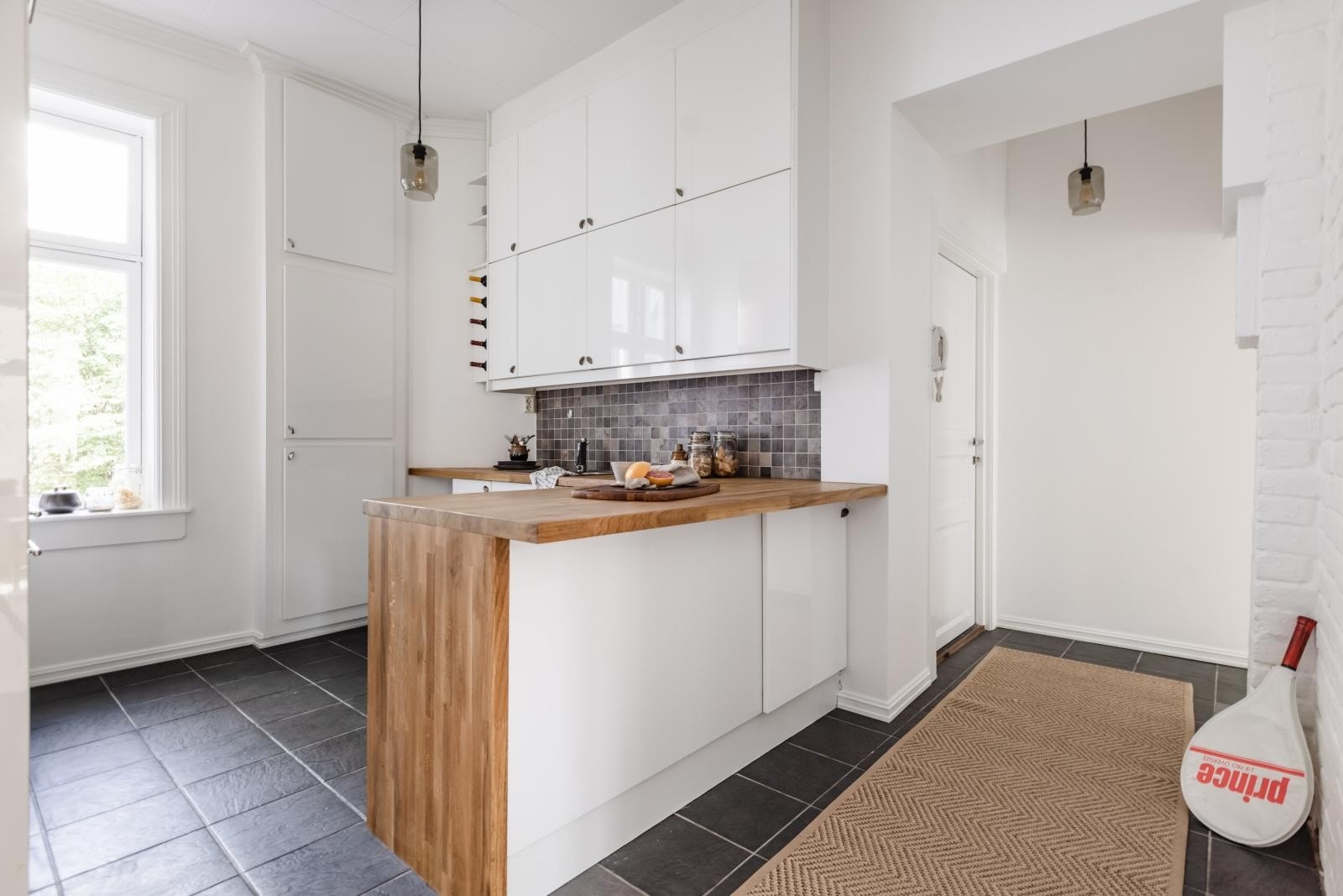 Boligen har et praktisk separat kjøkken med mye arbeidsplass. Galleribilde