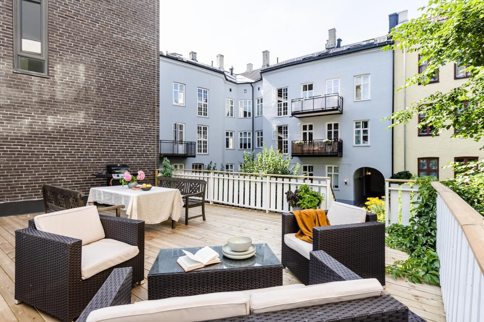 Sameiet har en solrik felles terrasse i bakgården. Galleribilde