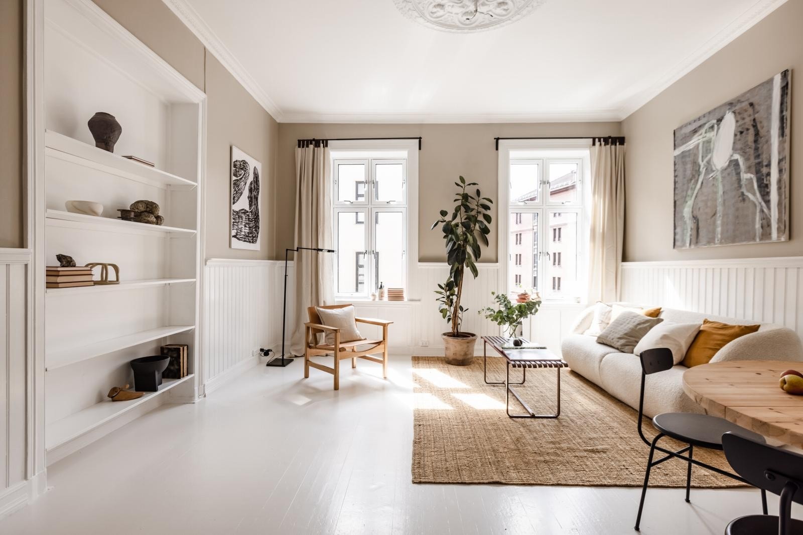 Velkommen til en lys og klassisk leilighet med perfekt beliggenhet i hjertet av Grünerløkka. Galleribilde