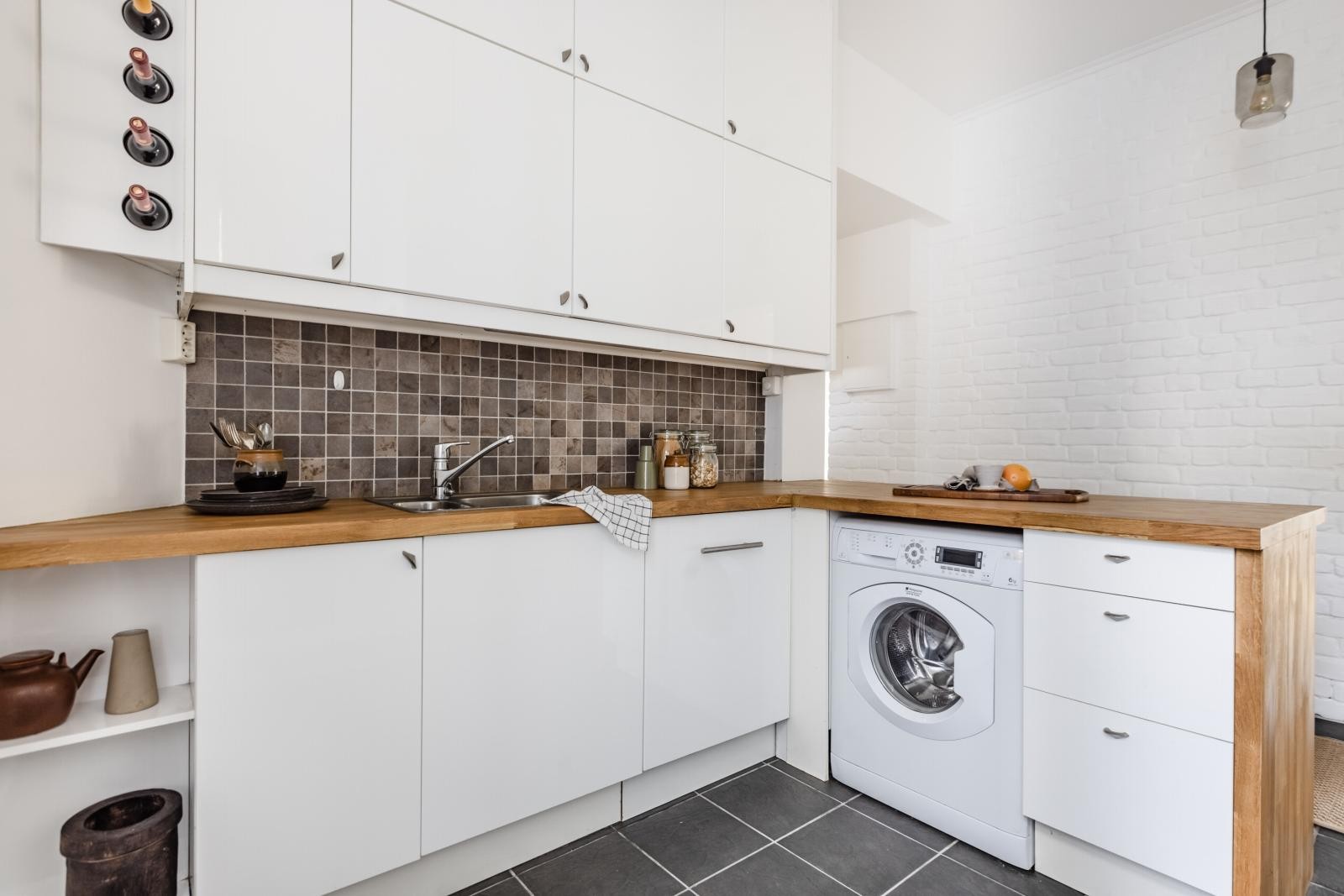 Opplegg for vaskemaskin på kjøkkenet. Galleribilde