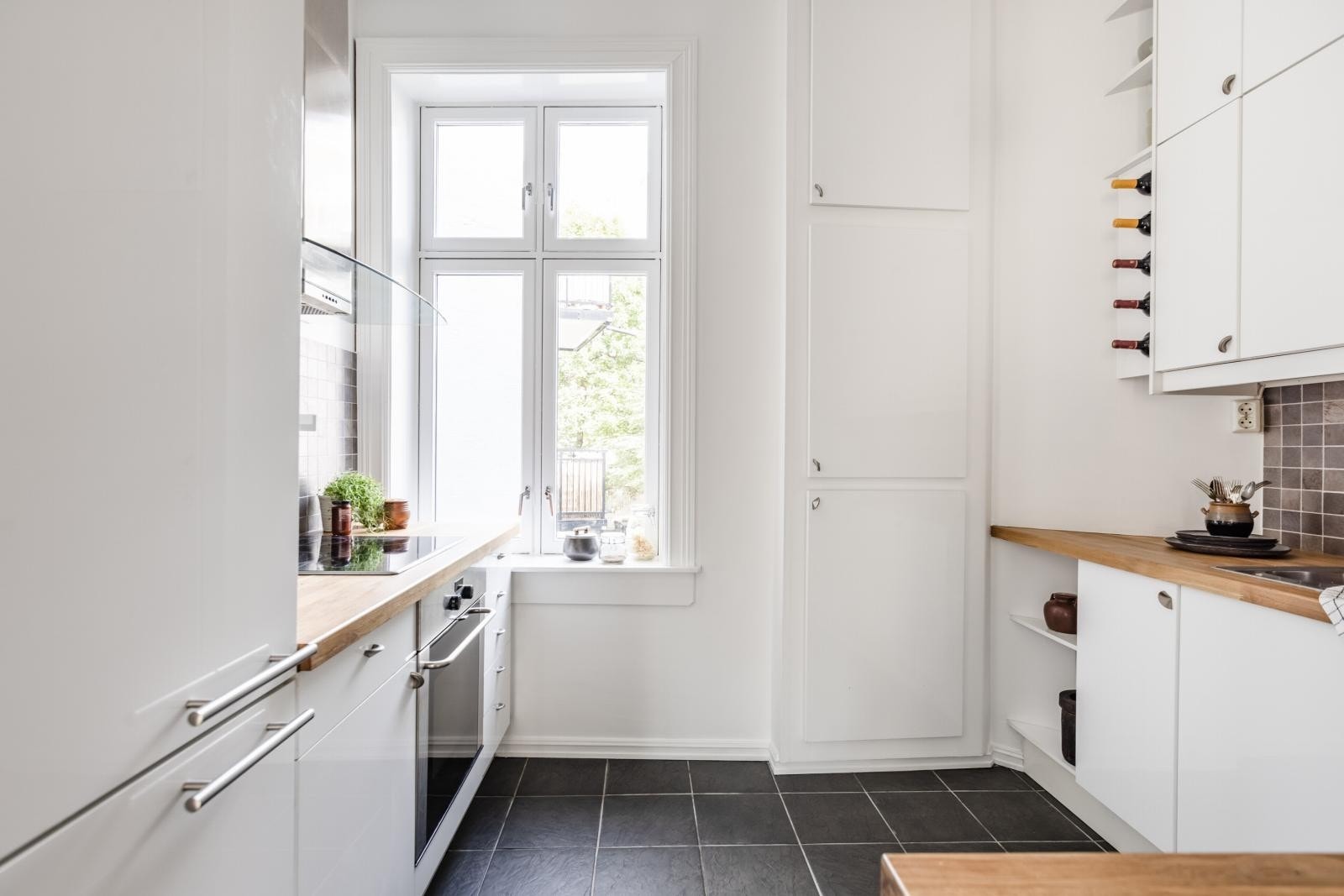 Fra kjøkkenet har man flott utsikt mot bakgården. Galleribilde