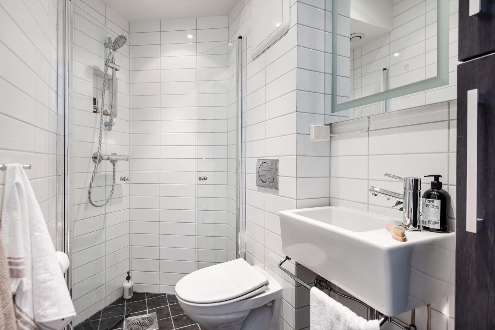 Boligen har et lekkert baderom fra 2011 med oppgradert innredning i 2021. Galleribilde