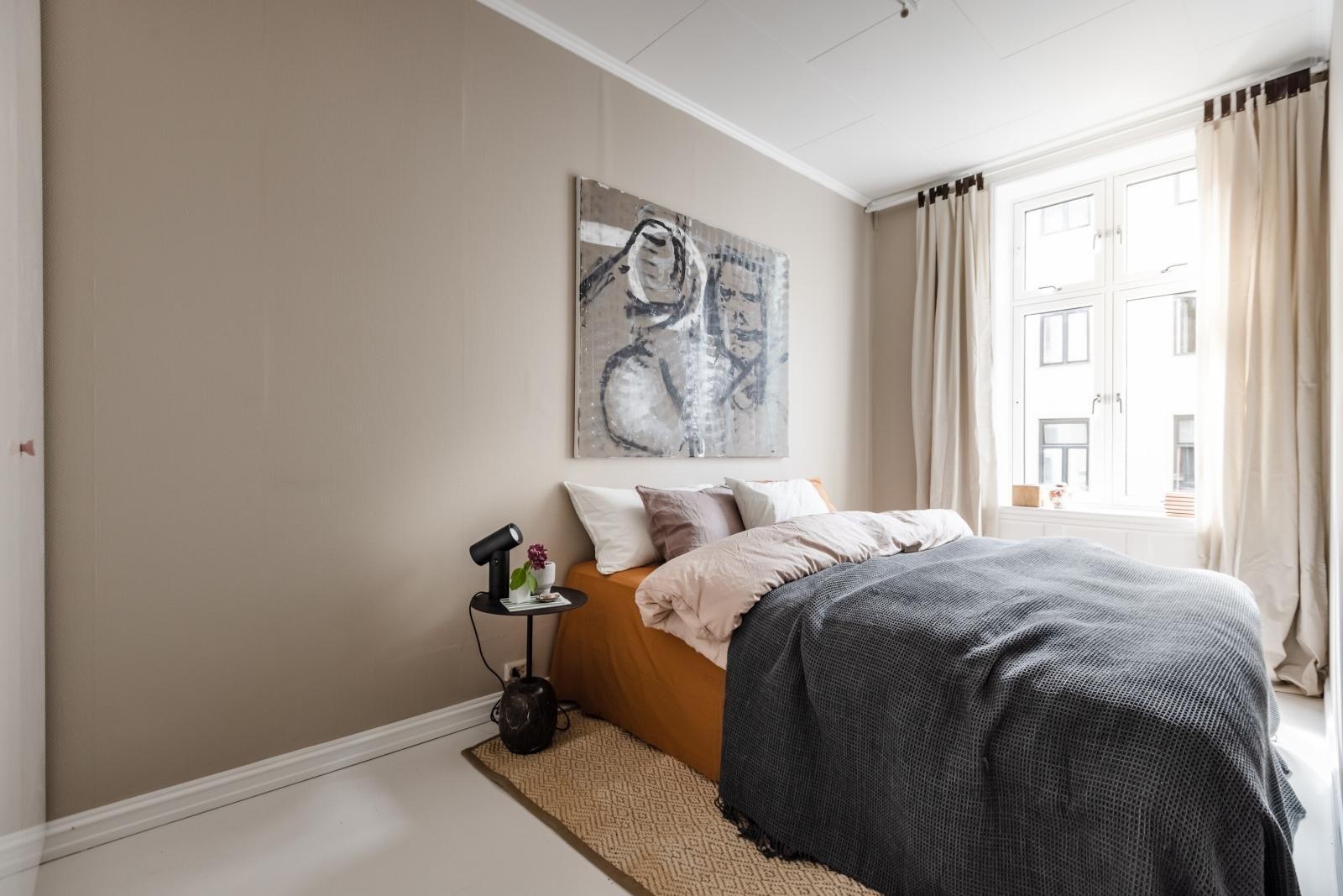 Begge boligens soverom er av god størrelse med plass til stor seng og garderobe. Galleribilde