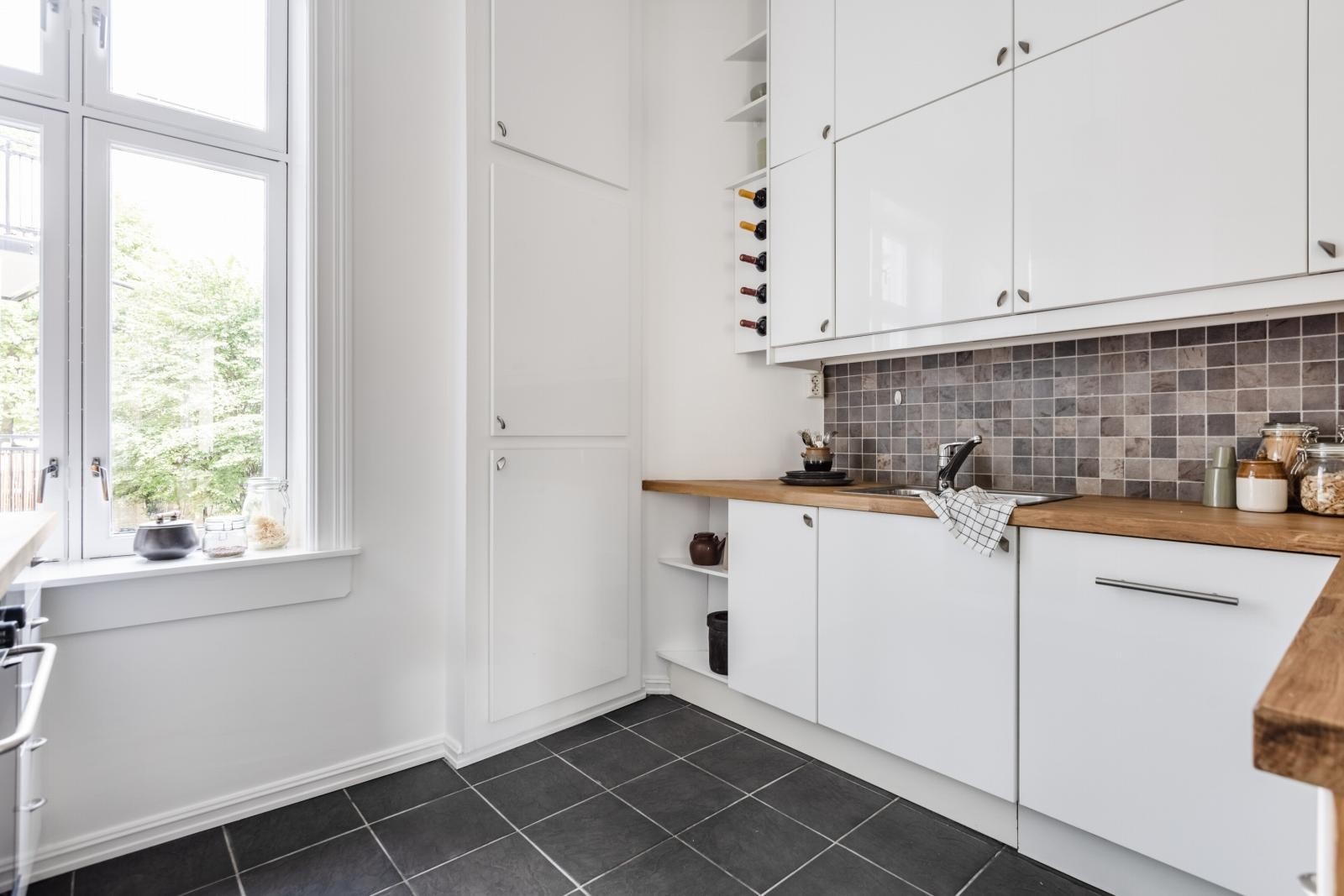 Rikelig med skap- og benkeplass. Galleribilde