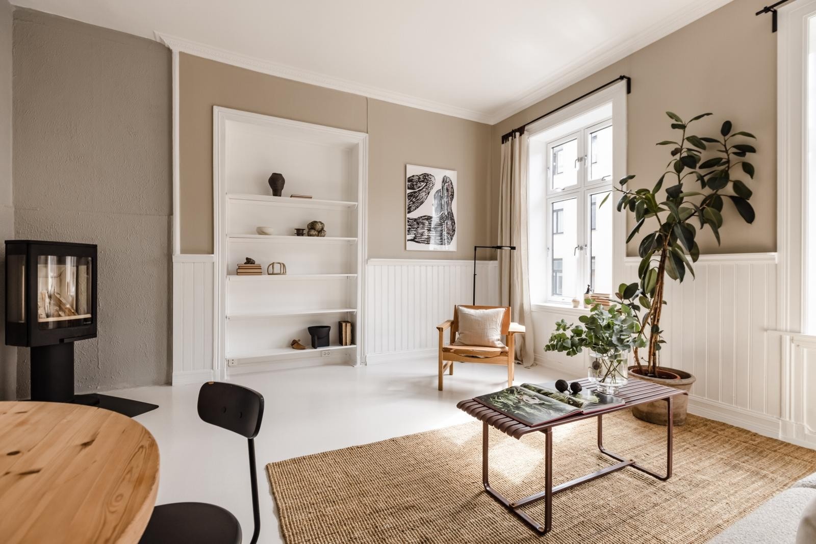 Boligen har klassiske detaljer som rosett, luftig takhøyde og store vinduer som sikrer mye lys. Galleribilde