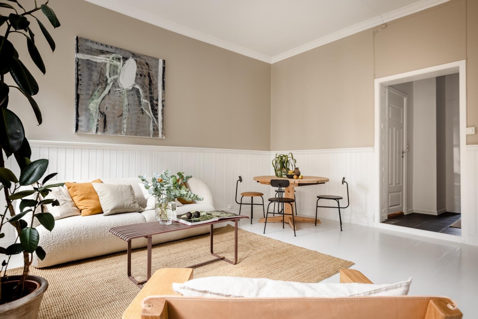 God plass til sofagruppe og spisestue. Galleribilde