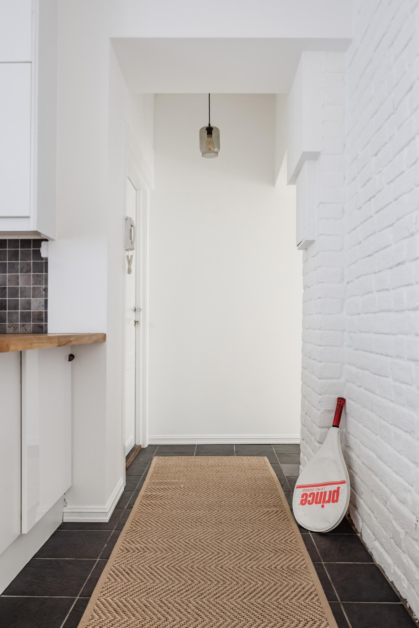 Det første som møter deg når du kommer inn er en hyggelig gang med teglvegg og god plass til oppheng for jakker og sko. Galleribilde