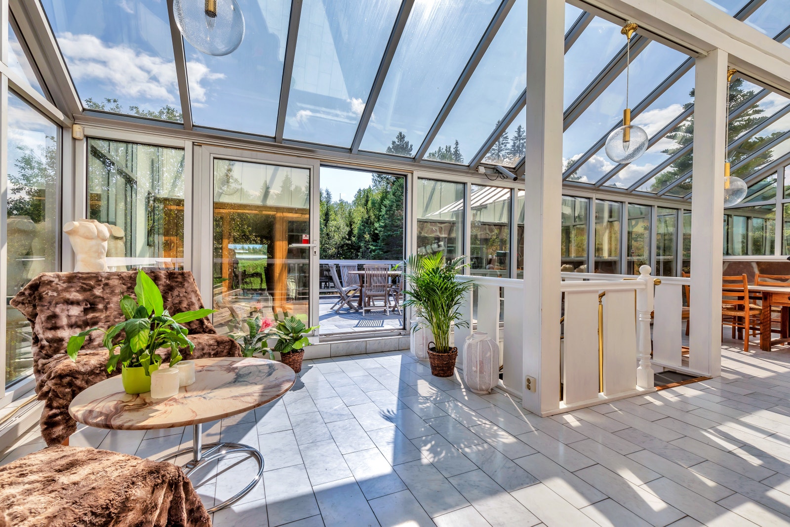 Sommerstue med trappenedløp til velværeavdelingen Galleribilde