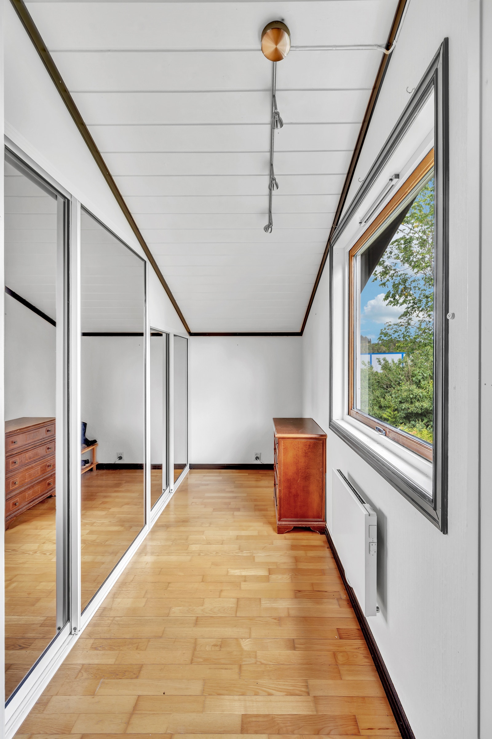 Stort garderoberom innenfor hovedsoverommet Galleribilde