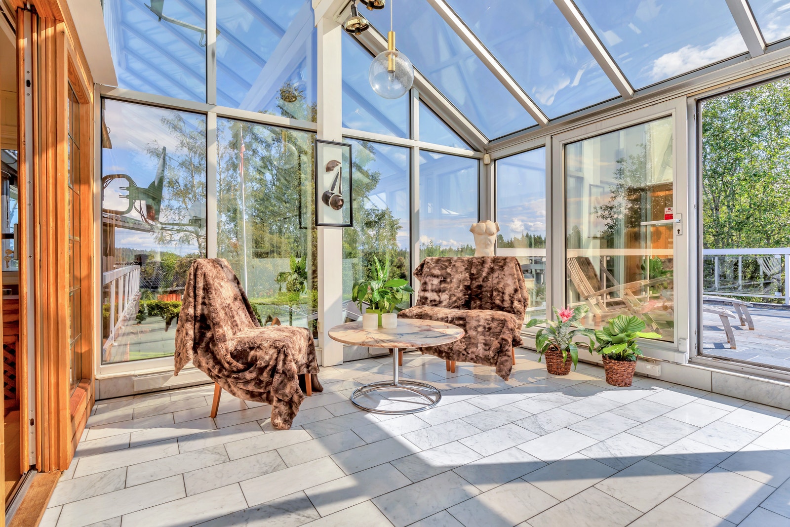 Flott sommerste med marsmorfliser på gulv Galleribilde