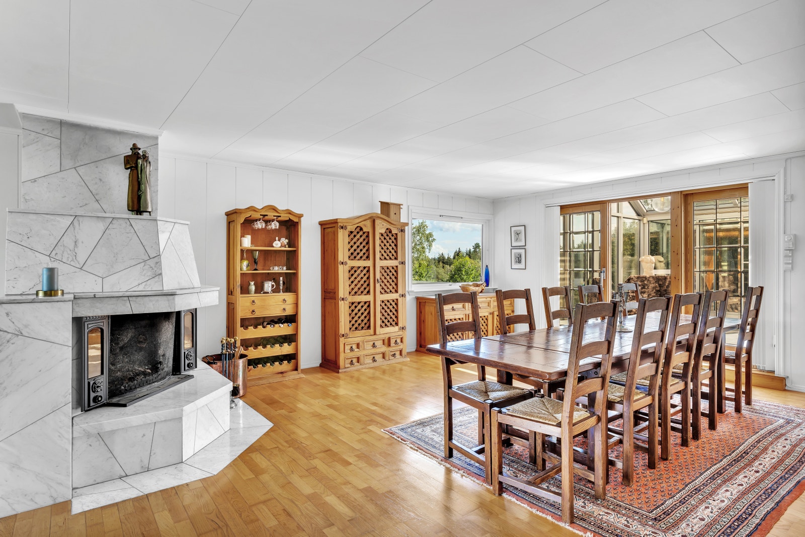 Stor spisestue med lekker marmorpeis Galleribilde