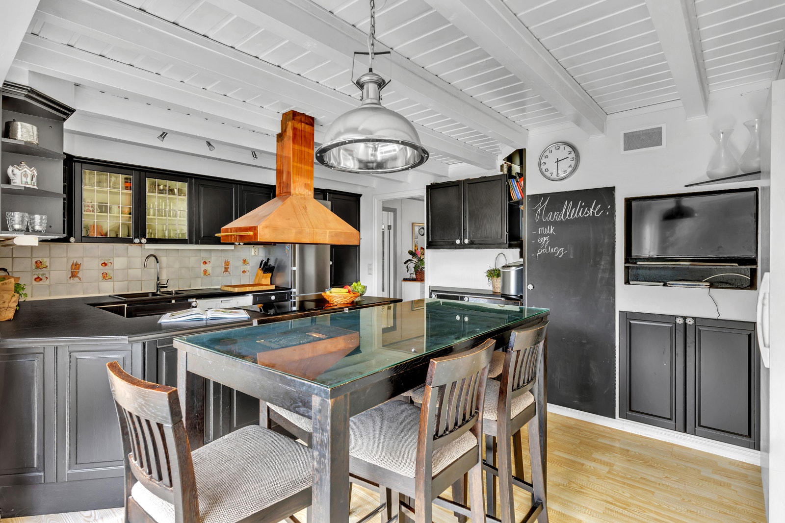 Rett innenfor kjøkkenet er det et romslig kjølerom Galleribilde