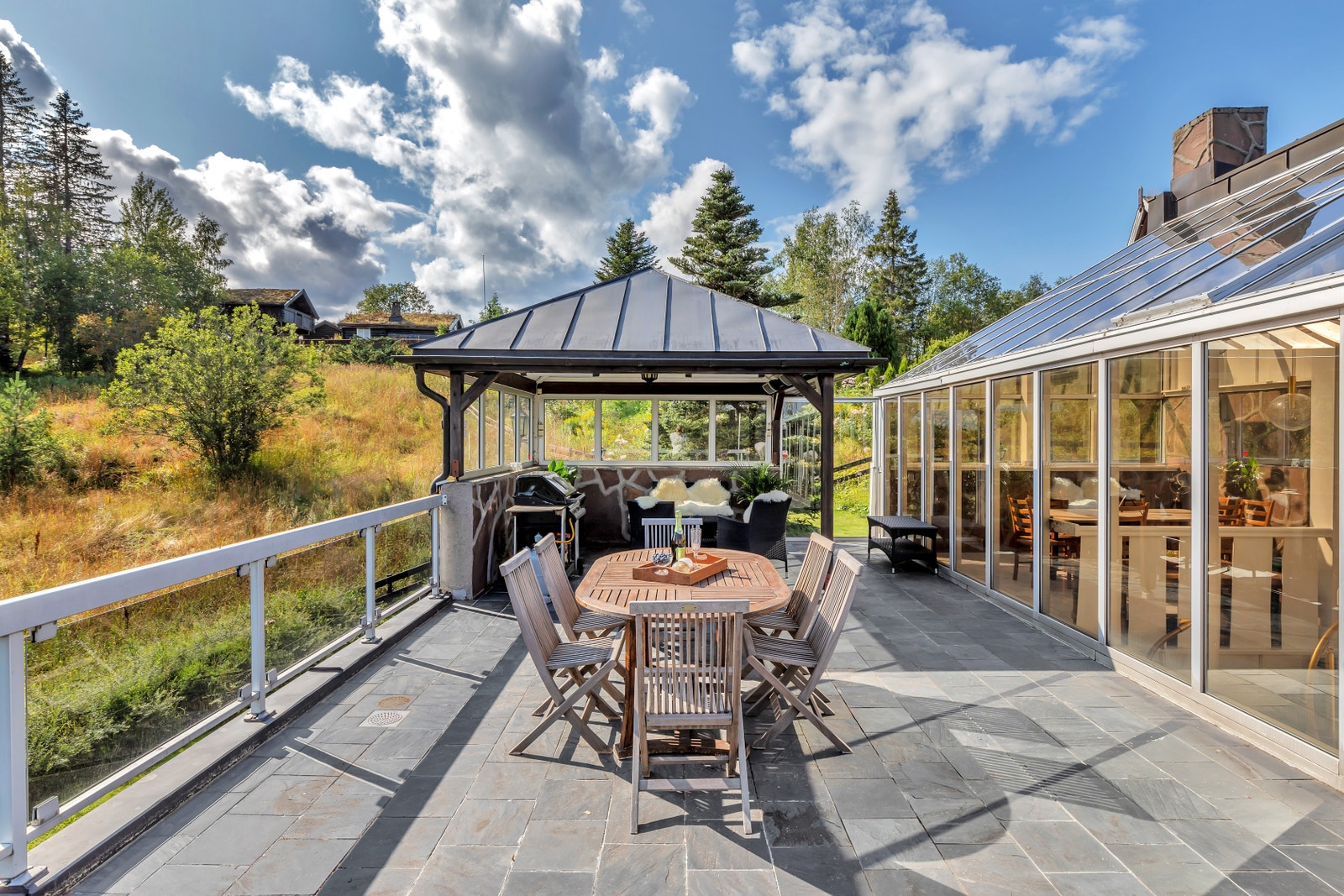 På terrassen er det bygd egen grillstue Galleribilde