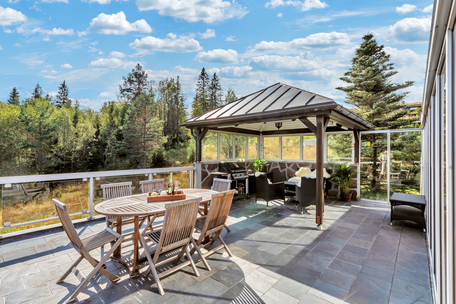 Fra sommerstuen er det utgang til en stor terrasse Galleribilde