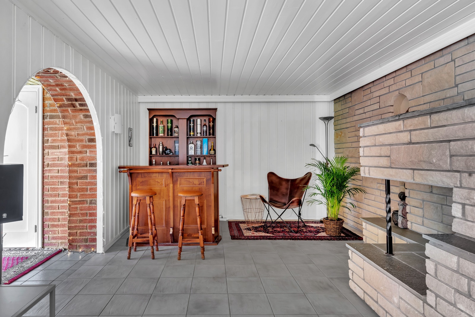 Fra bassengrommet kommer man inn til kjellerstuen Galleribilde