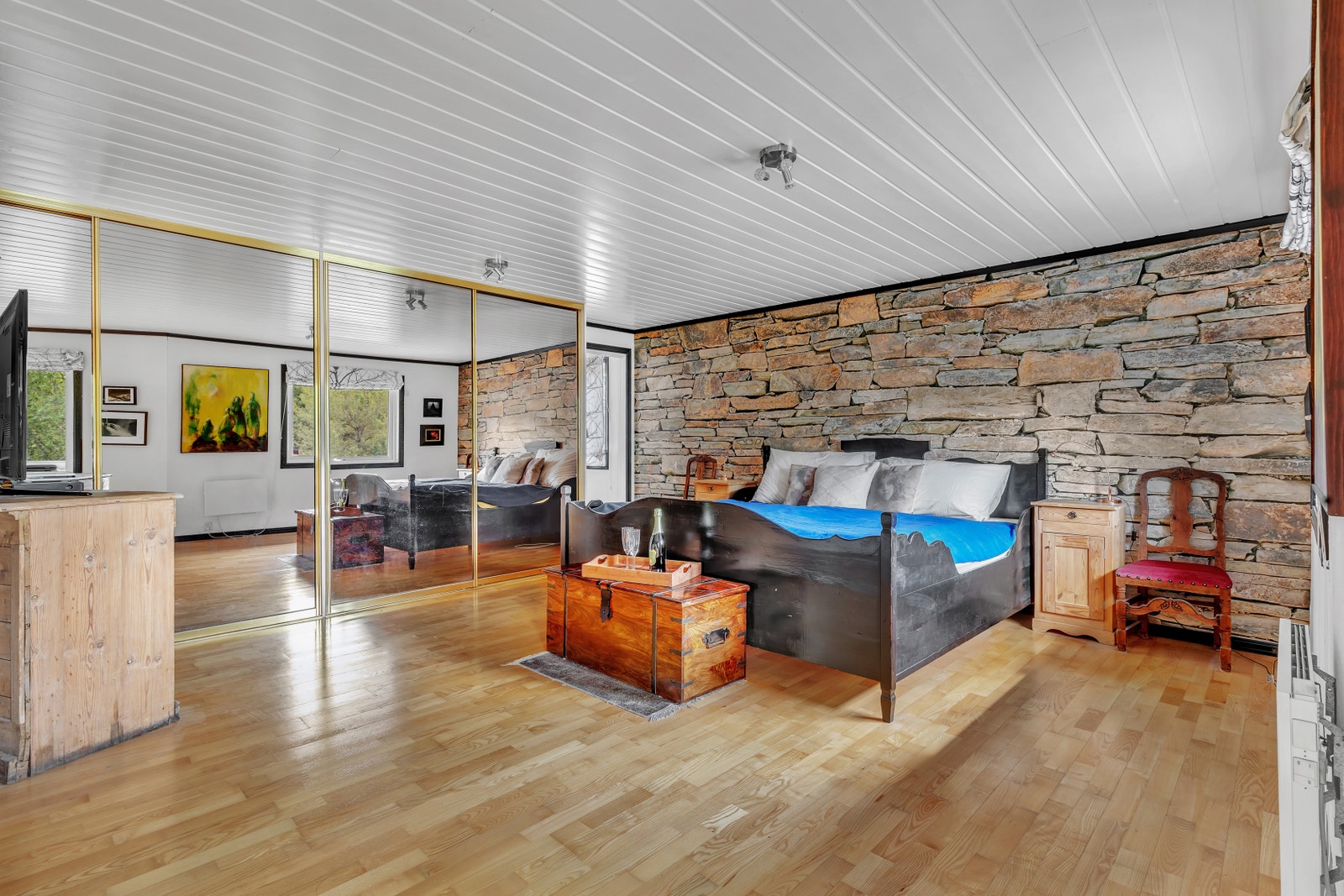 Hovedsoverommet i 1. etg med stor skyvedørsgarderobe med speil Galleribilde