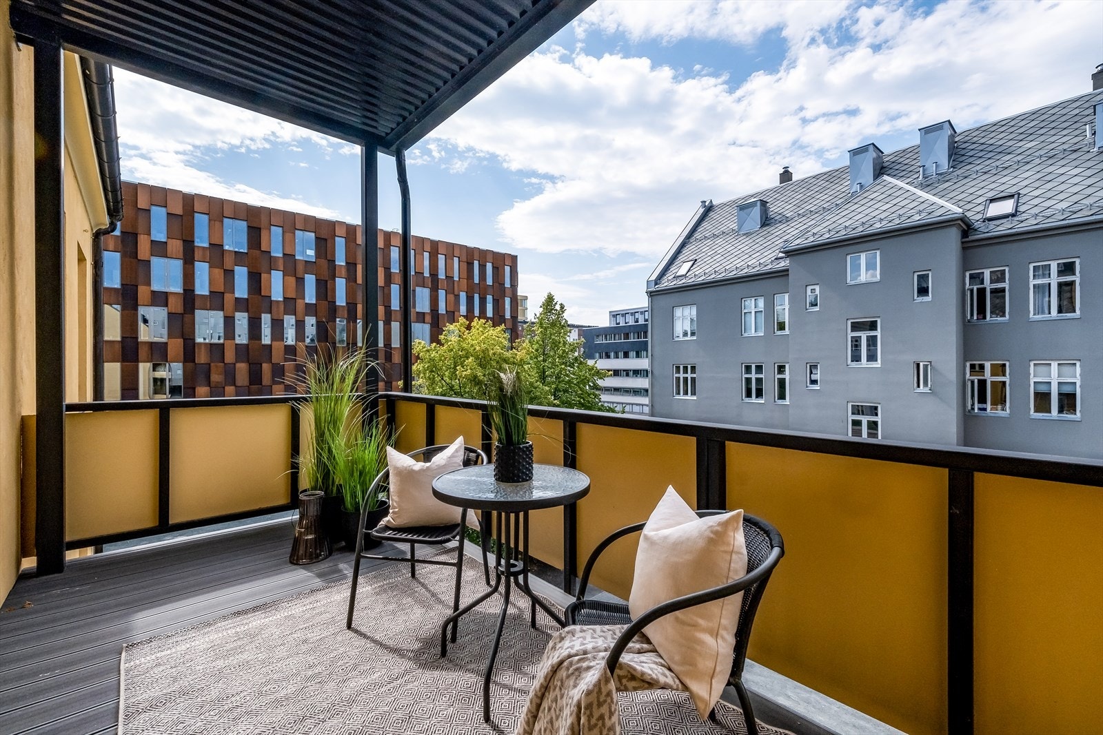 Vestvendt og privat balkong med overbygg Galleribilde