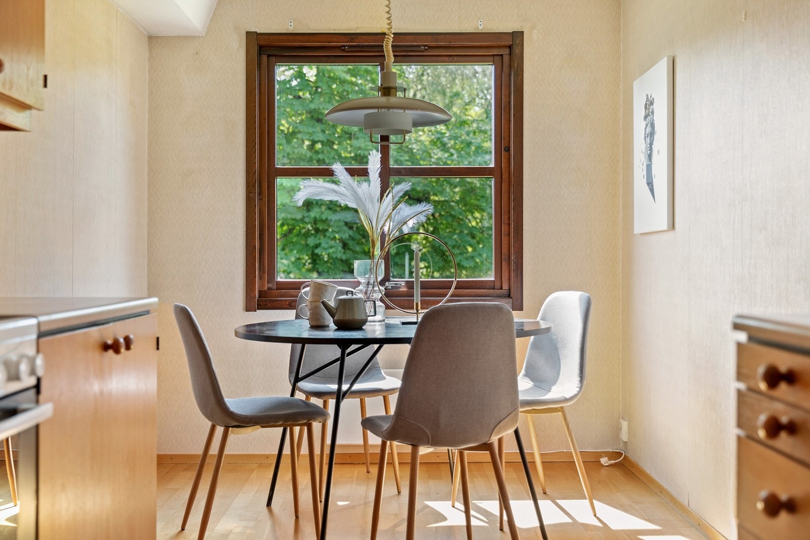 Det er god plass til spisebord med tilhørende møbler på kjøkkenet. Galleribilde