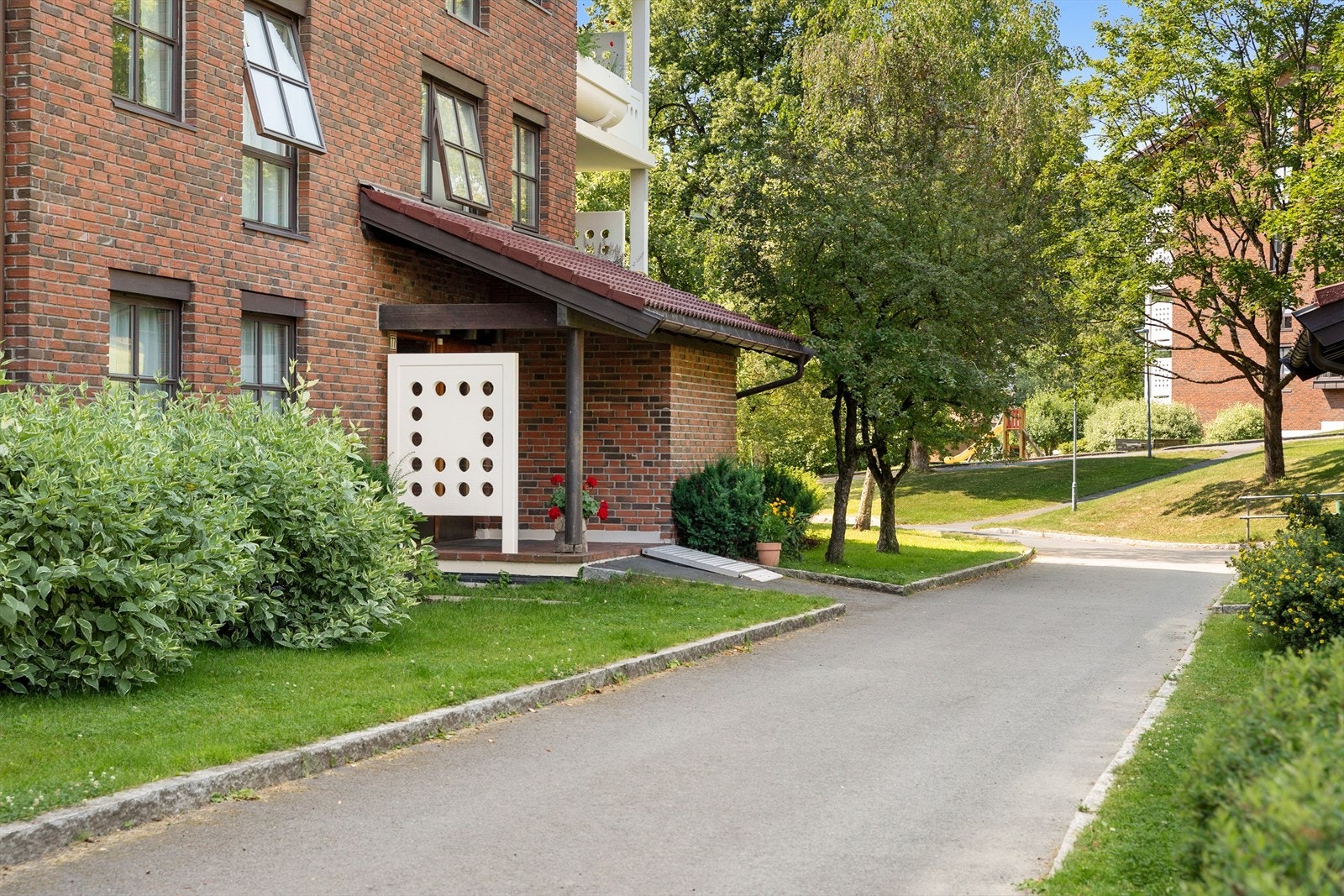 Hyggelig inngangsparti med adkomst fra asfaltert internvei. Galleribilde