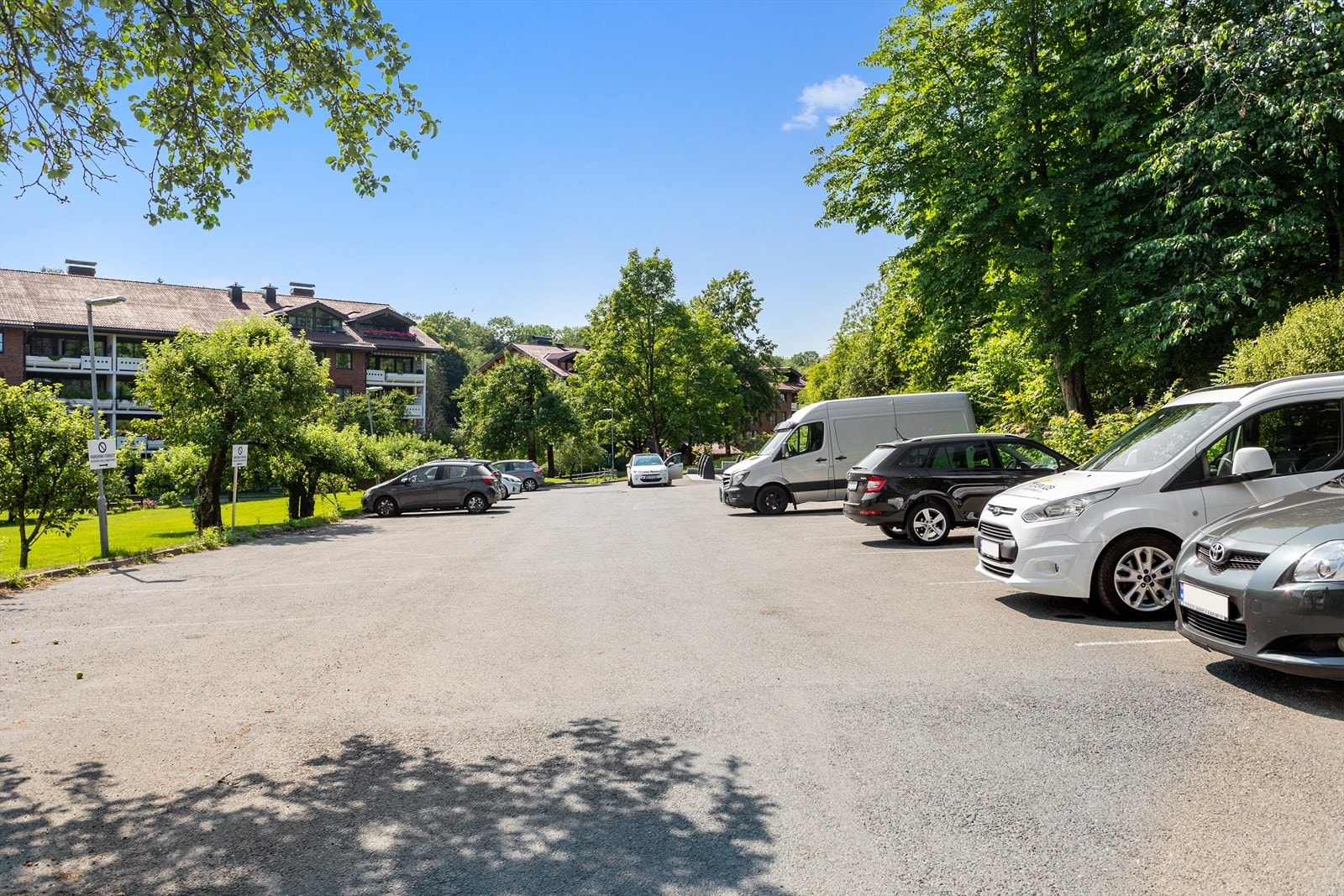 Det er også gode muligheter for parkering i tillegg til medfølgende garasjeplass. Galleribilde