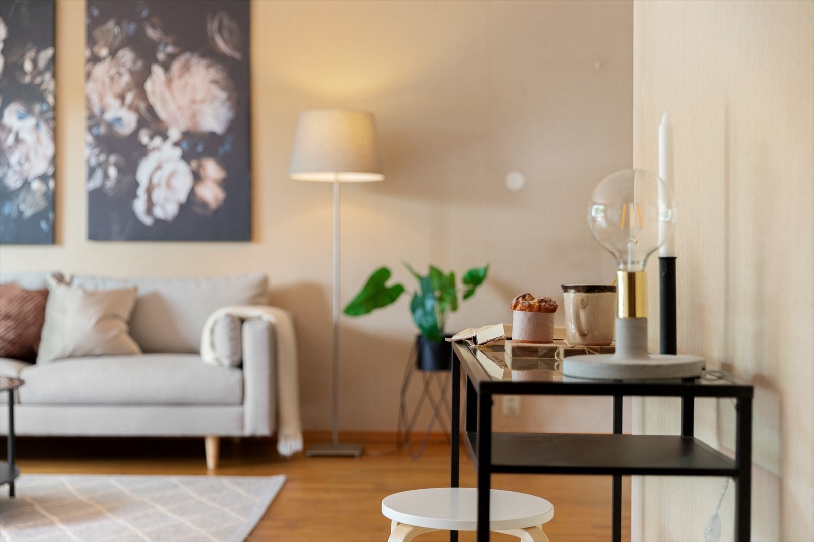 Stuen har god plass til det du trenger av møbler og tilbehør. Galleribilde