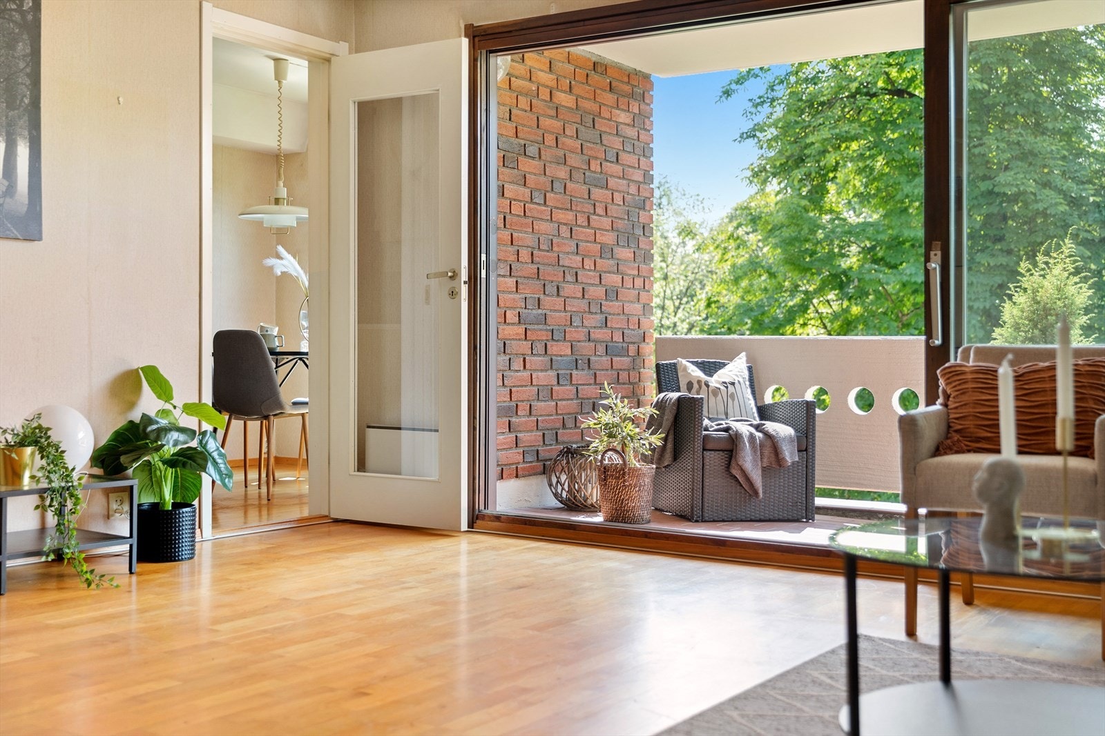 Fra stuen er det utgang til sydvendt balkong på ca. 9 m2. Galleribilde