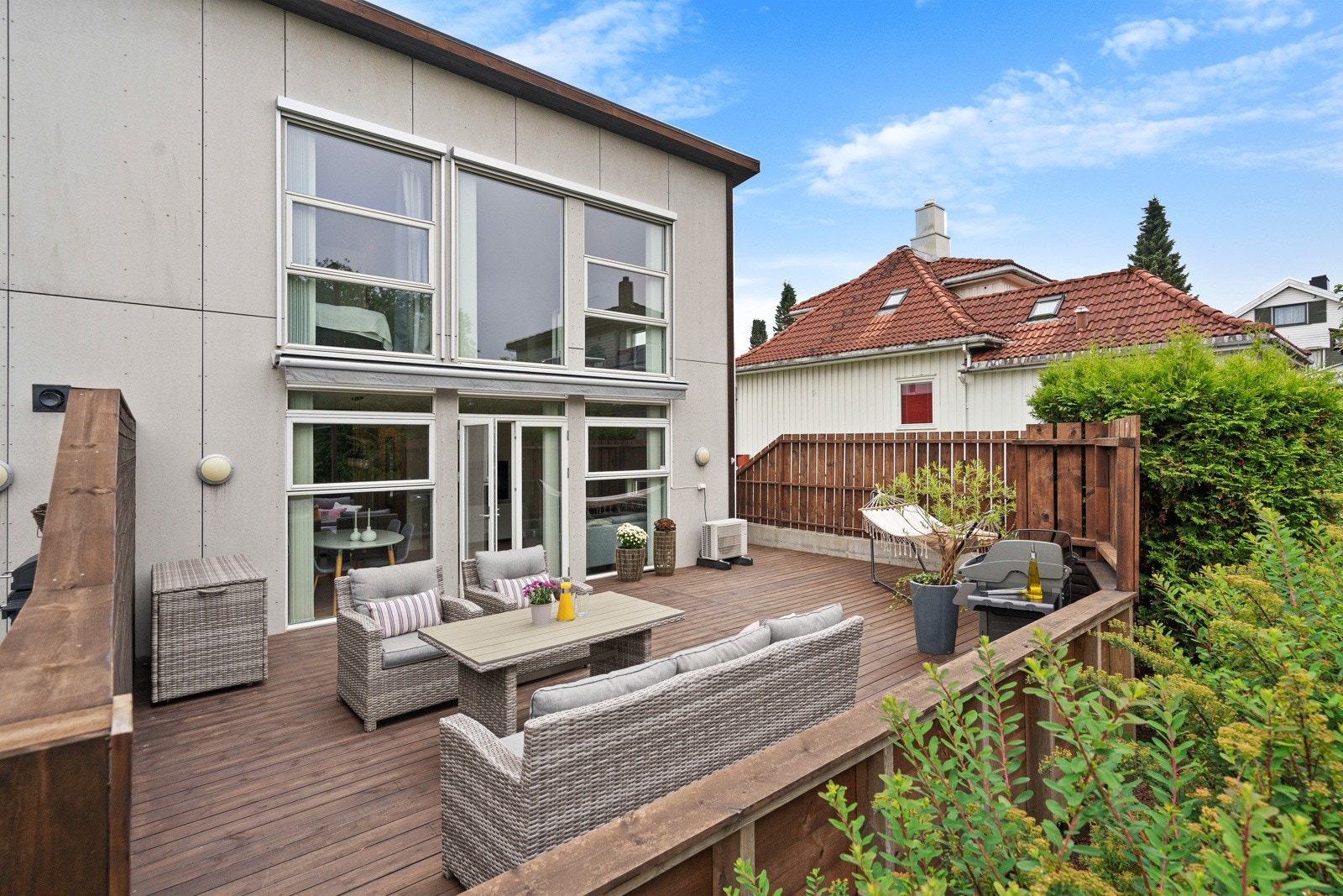 Stor solrik og skjermet terrasse grenser til grøntareal. Galleribilde